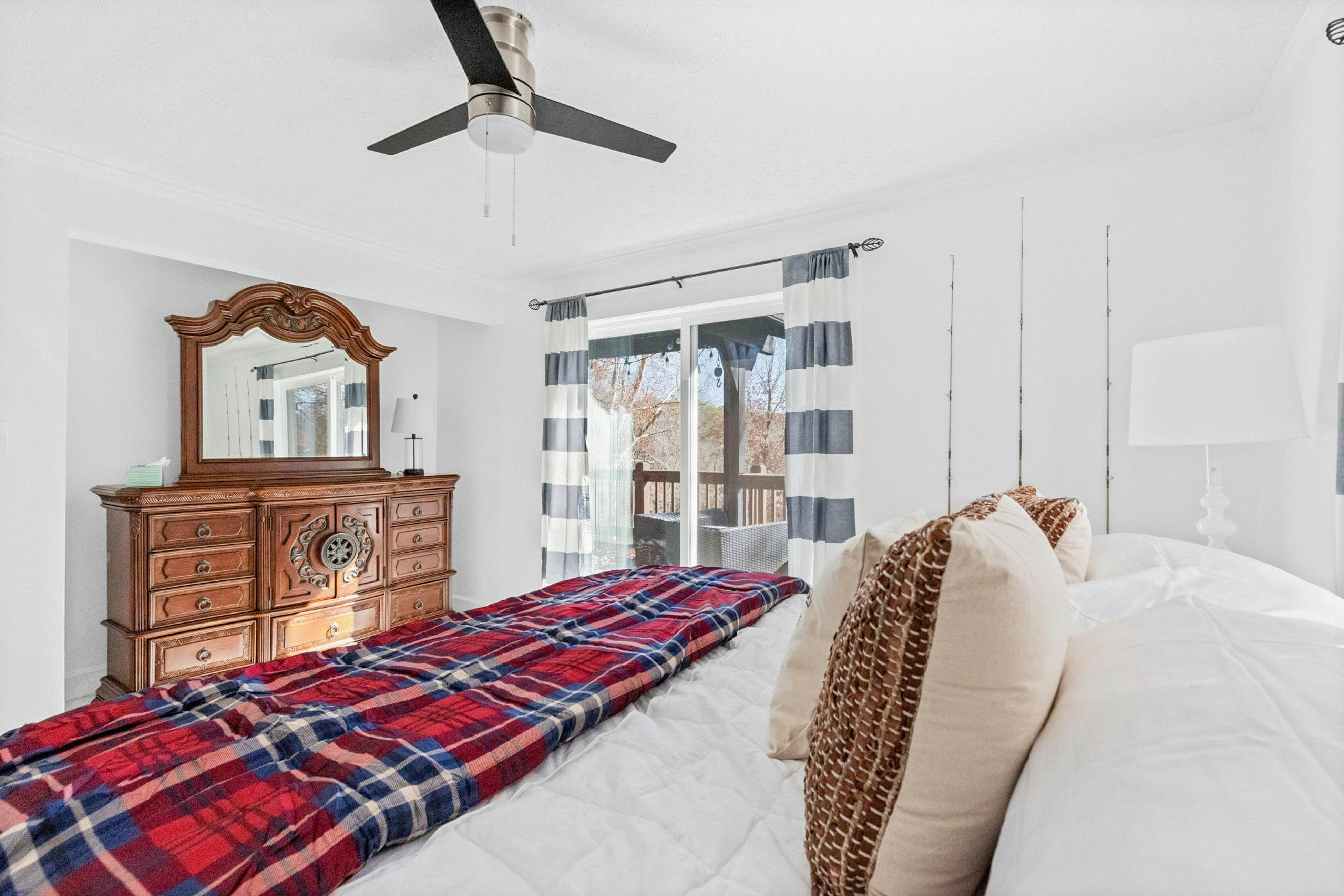 Lakefront Cabin W Private Dock・Hot Tub・Cigar room