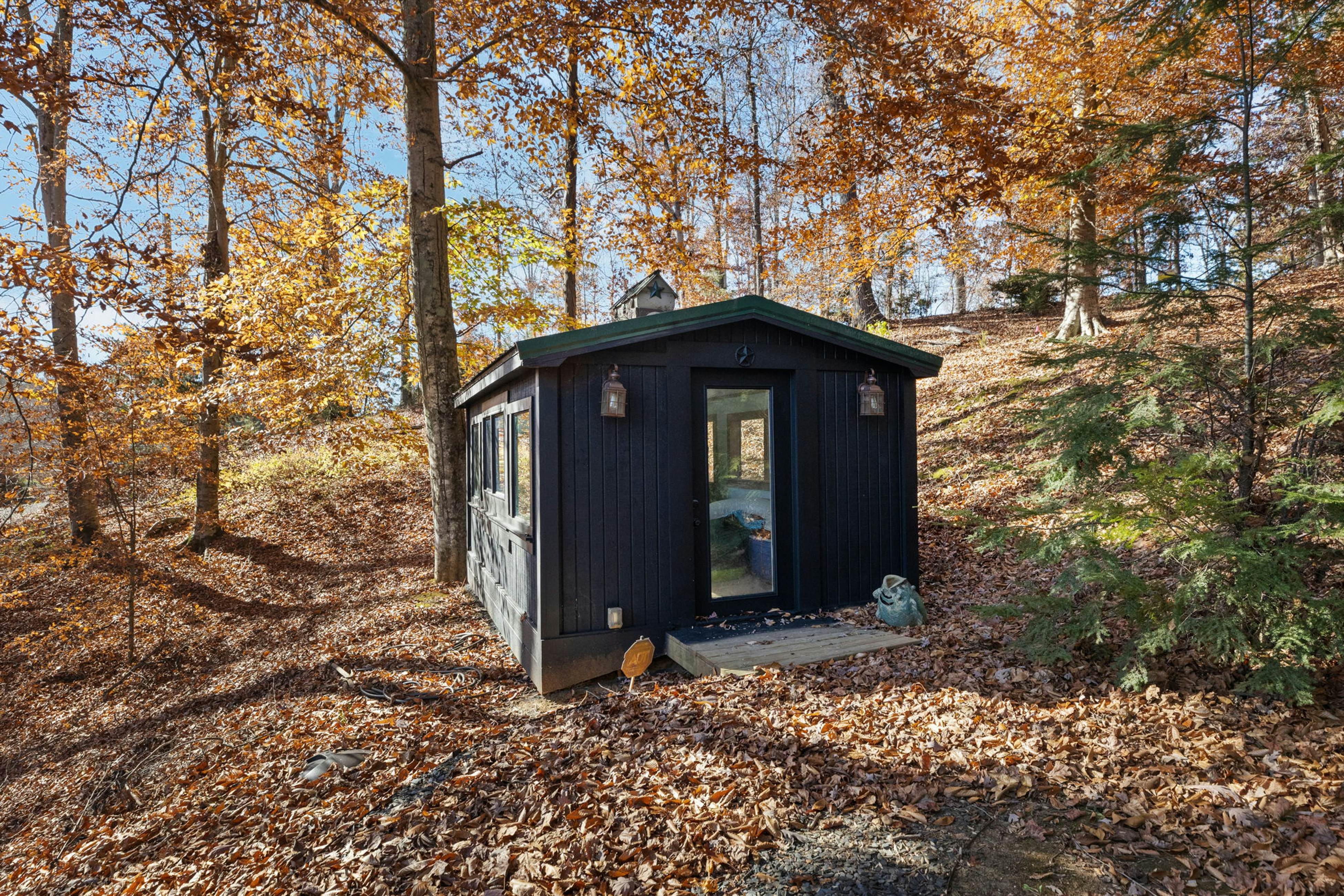Lakefront Cabin W Private Dock・Hot Tub・Cigar room