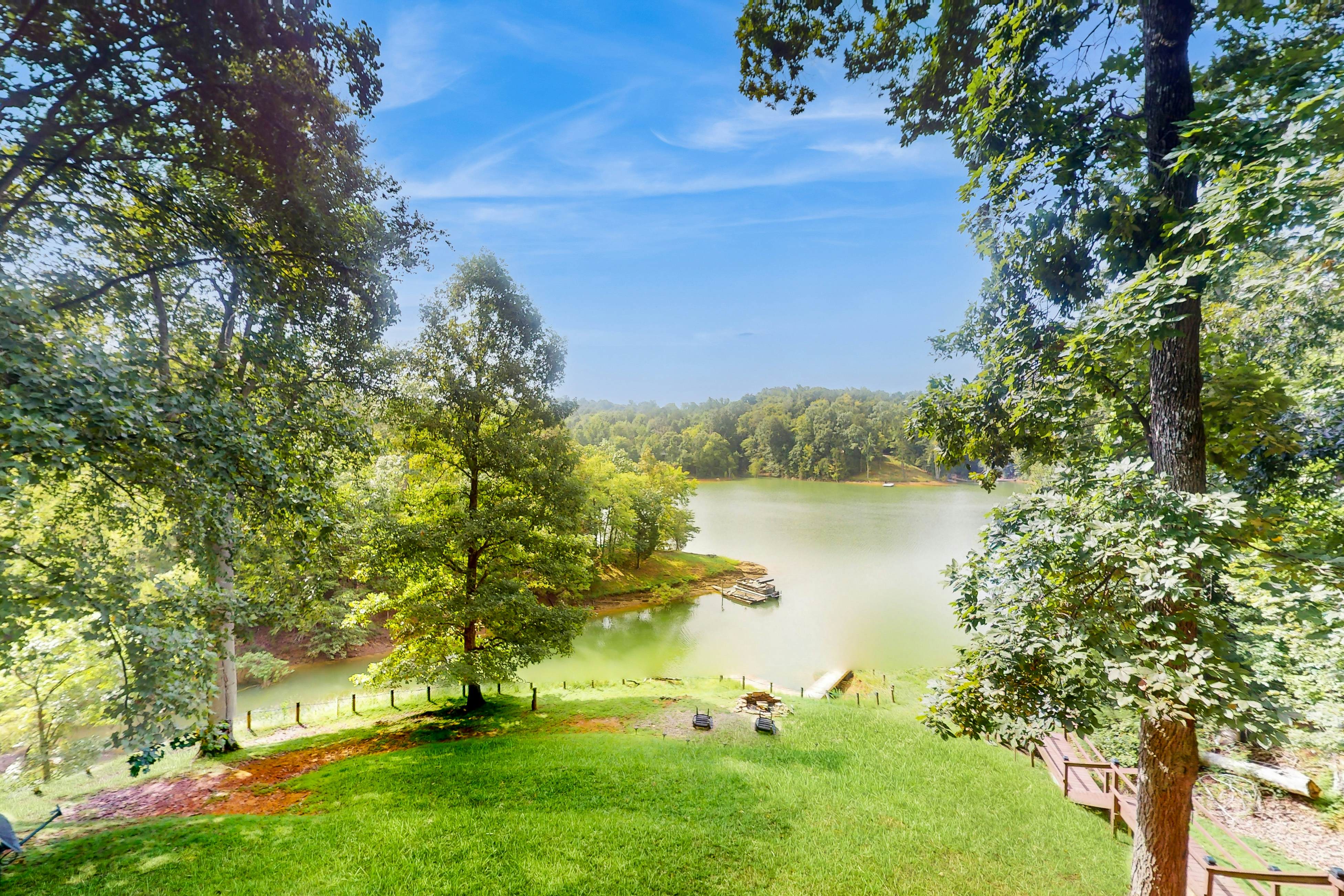 Lakefront Cabin W Private Dock・Hot Tub・Cigar room