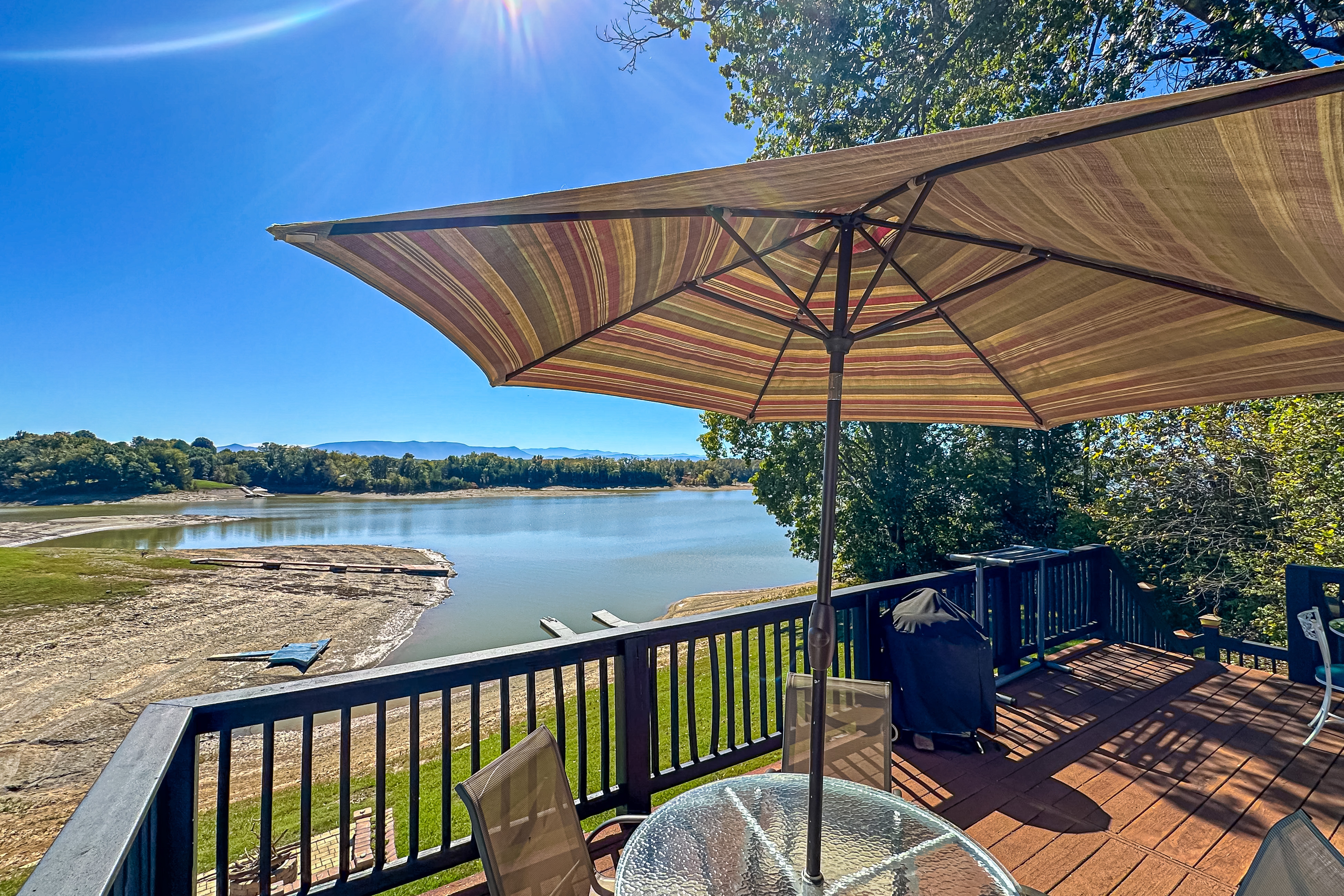 Serene Lakefront Home・Dock・Game room・Fire Pit