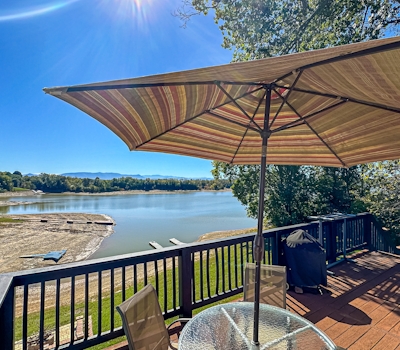 Serene Lakefront Home・Dock・Game room・Fire Pit