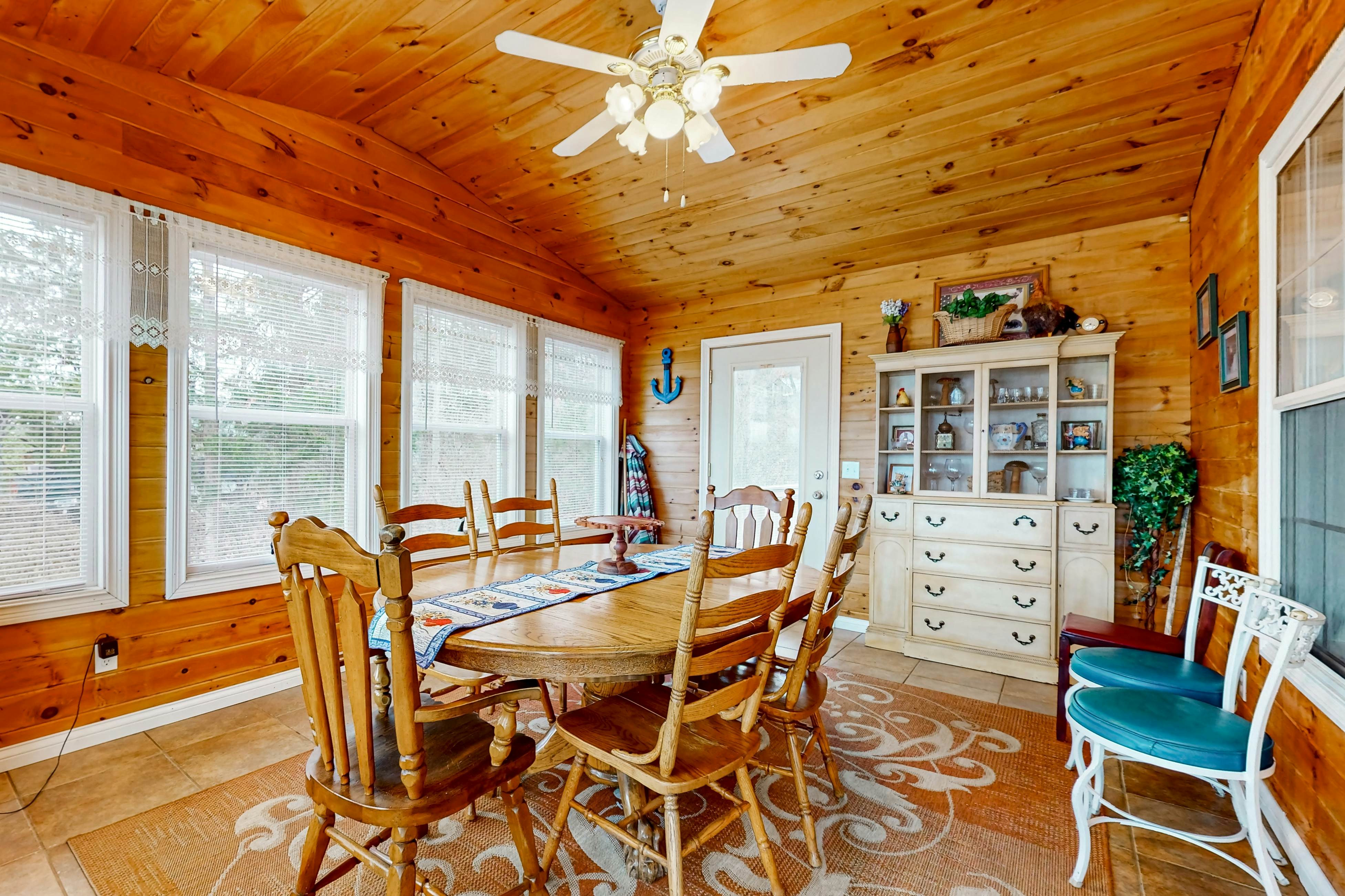 Serene Lakefront Home・Dock・Game room・Fire Pit