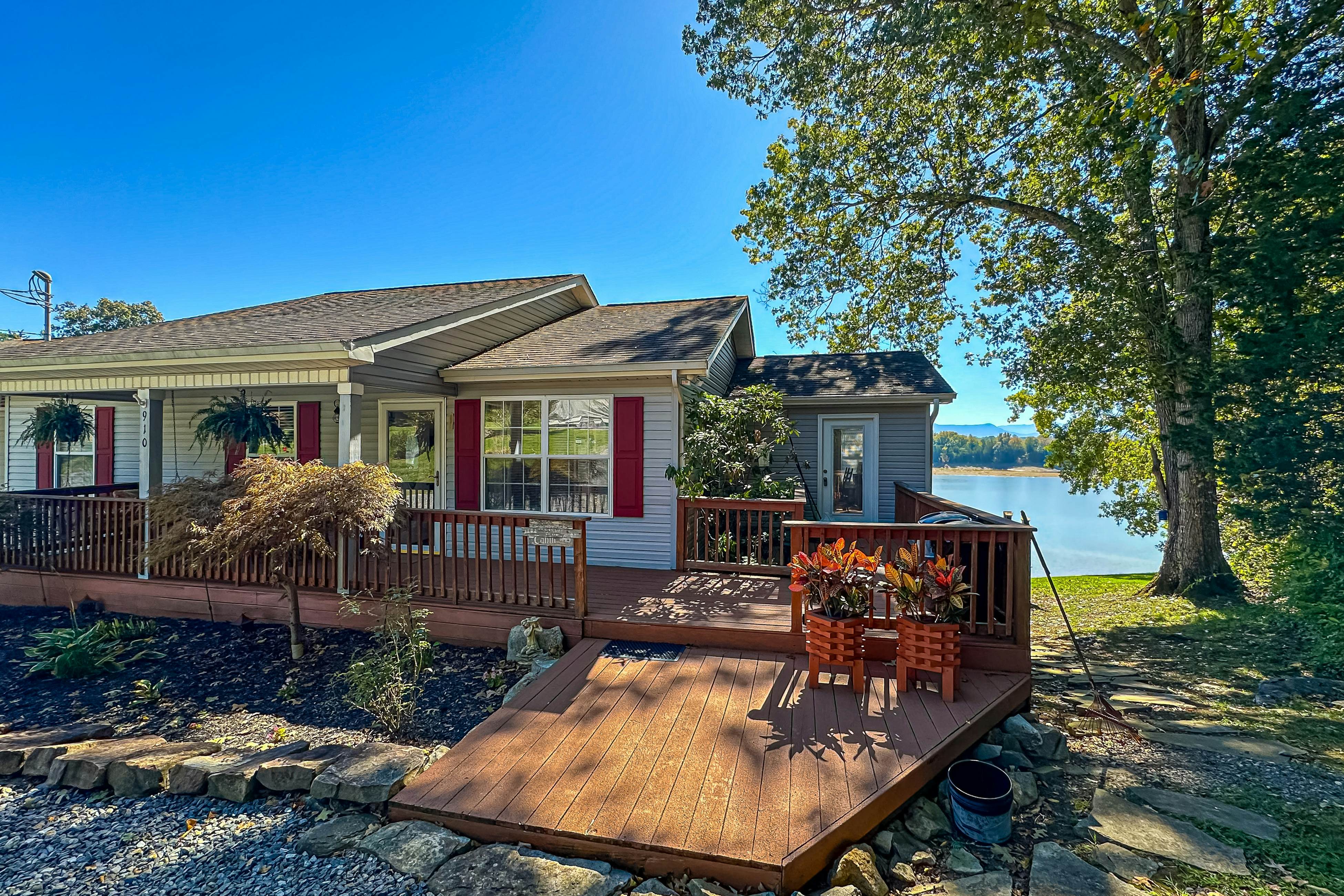 Serene Lakefront Home・Dock・Game room・Fire Pit