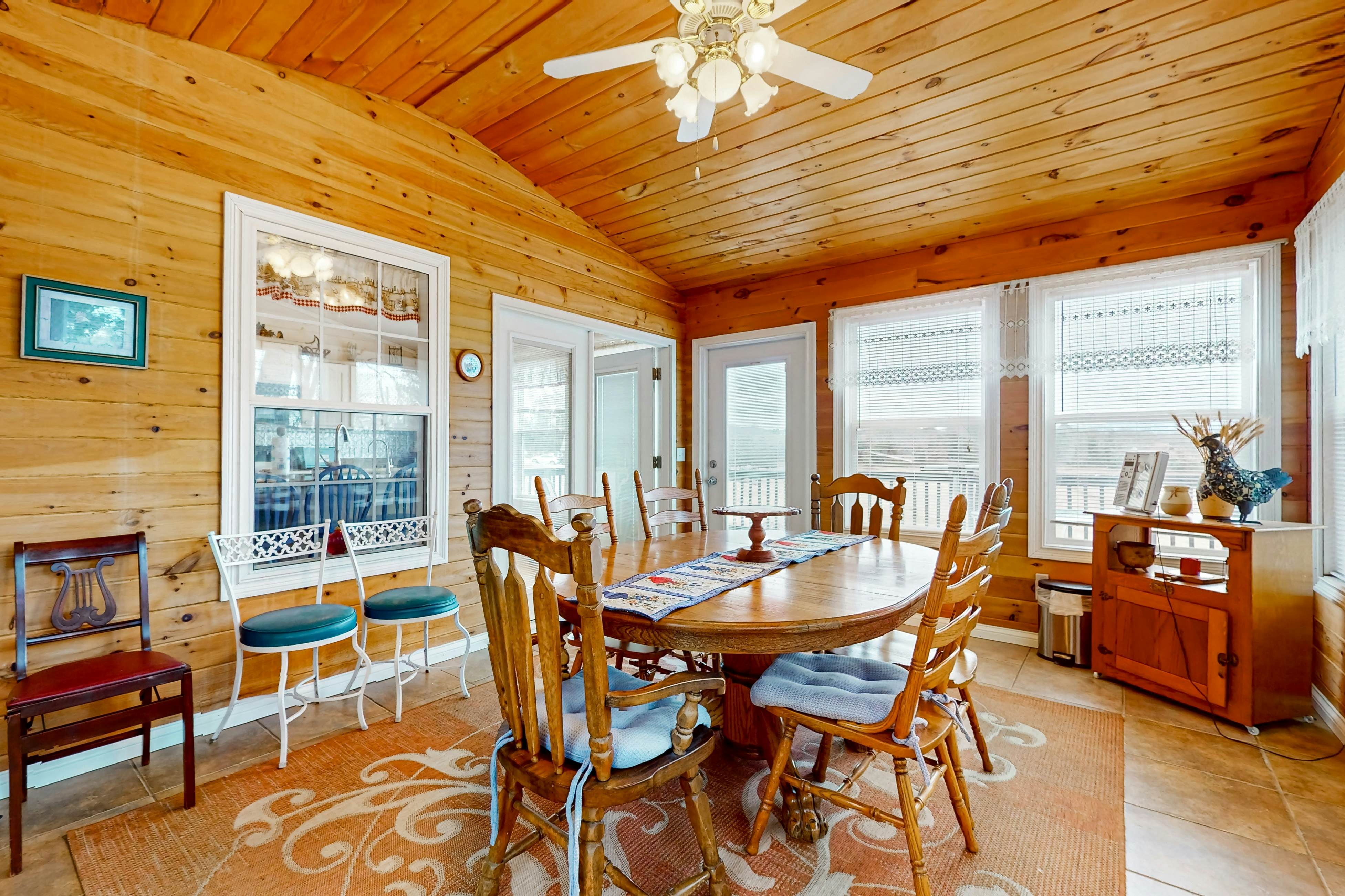 Serene Lakefront Home・Dock・Game room・Fire Pit