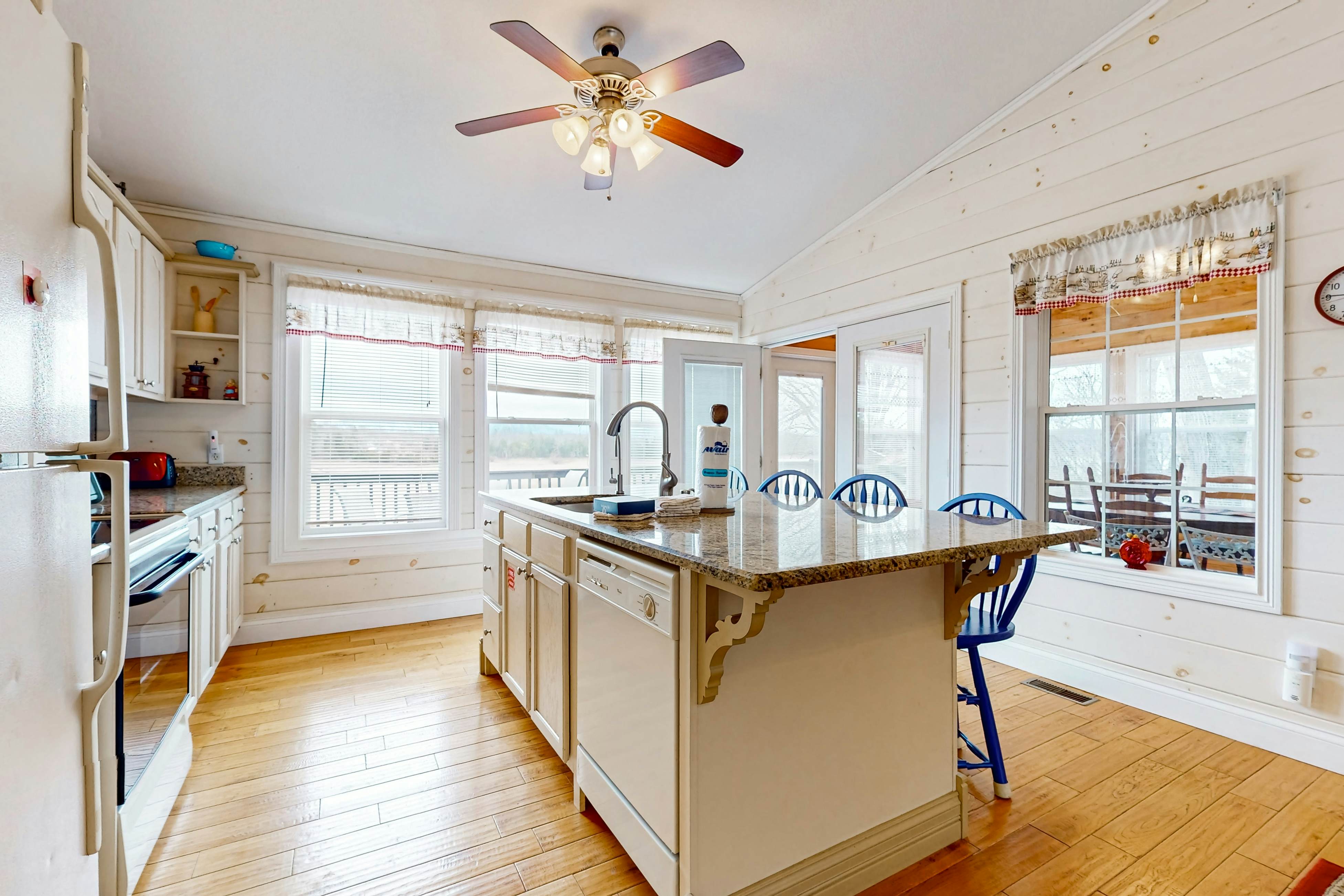 Serene Lakefront Home・Dock・Game room・Fire Pit