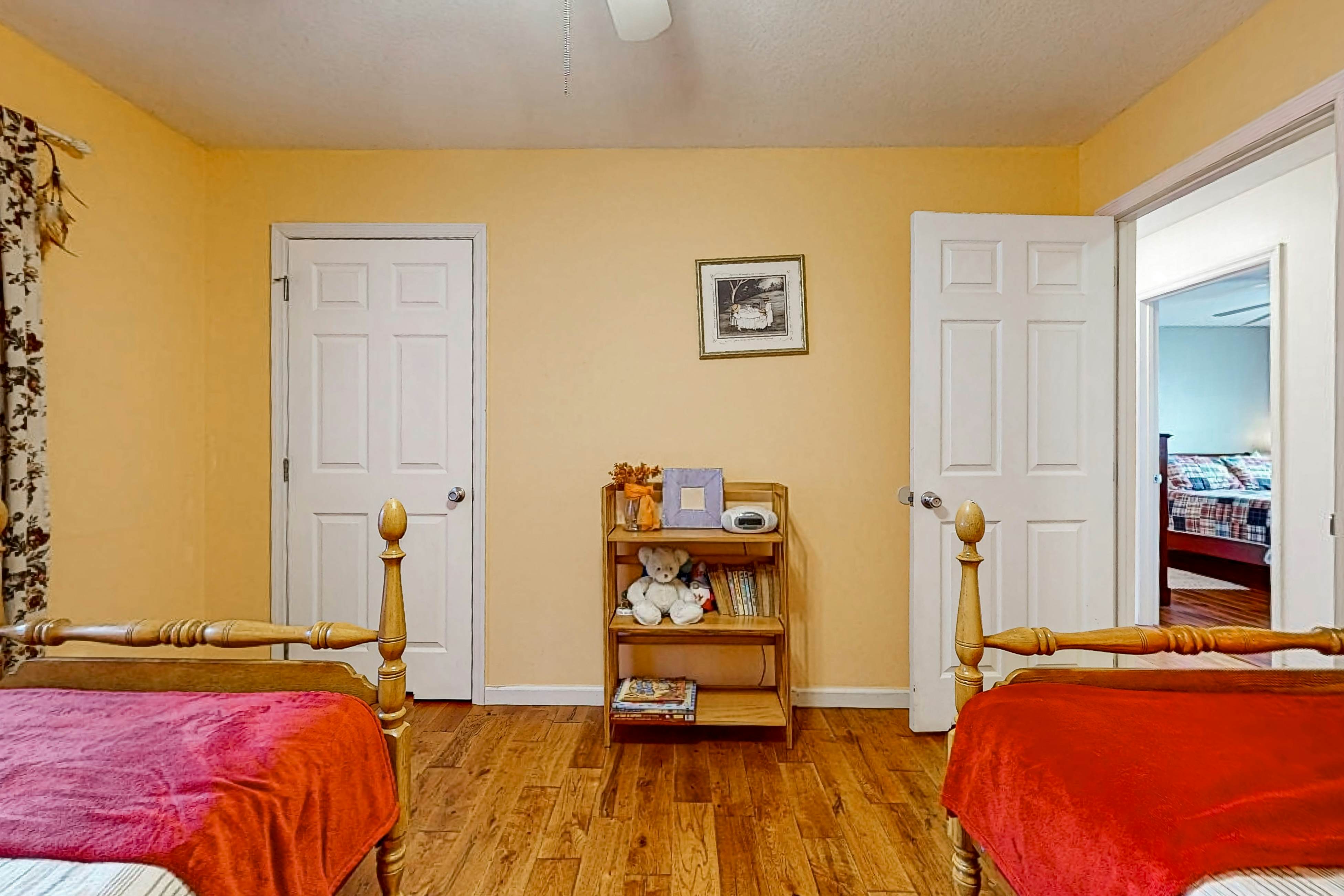 Serene Lakefront Home・Dock・Game room・Fire Pit