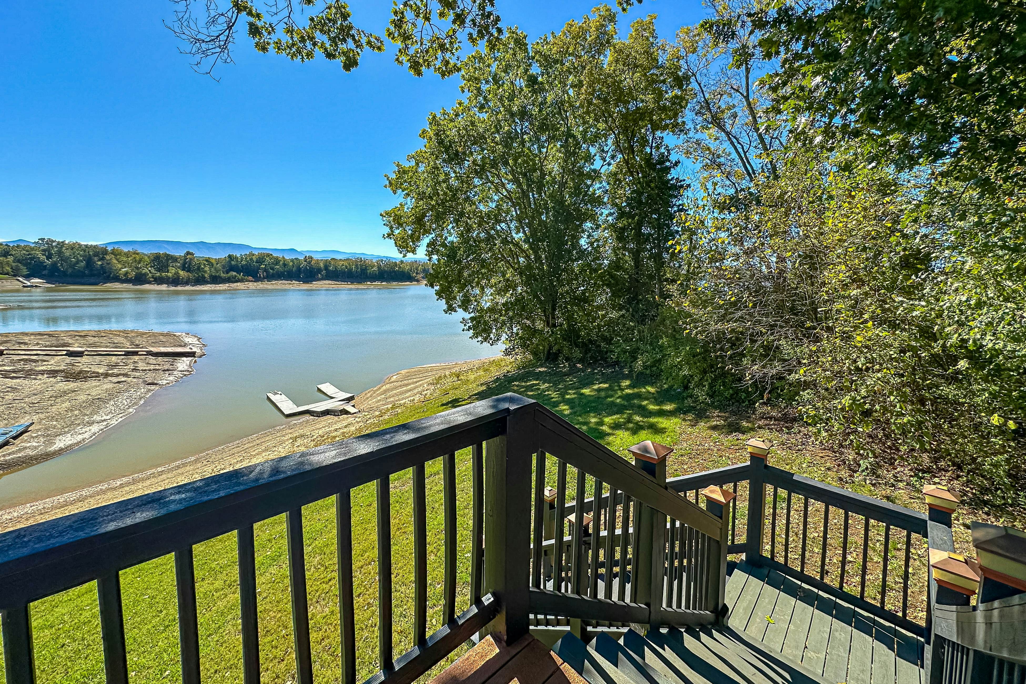 Serene Lakefront Home・Dock・Game room・Fire Pit