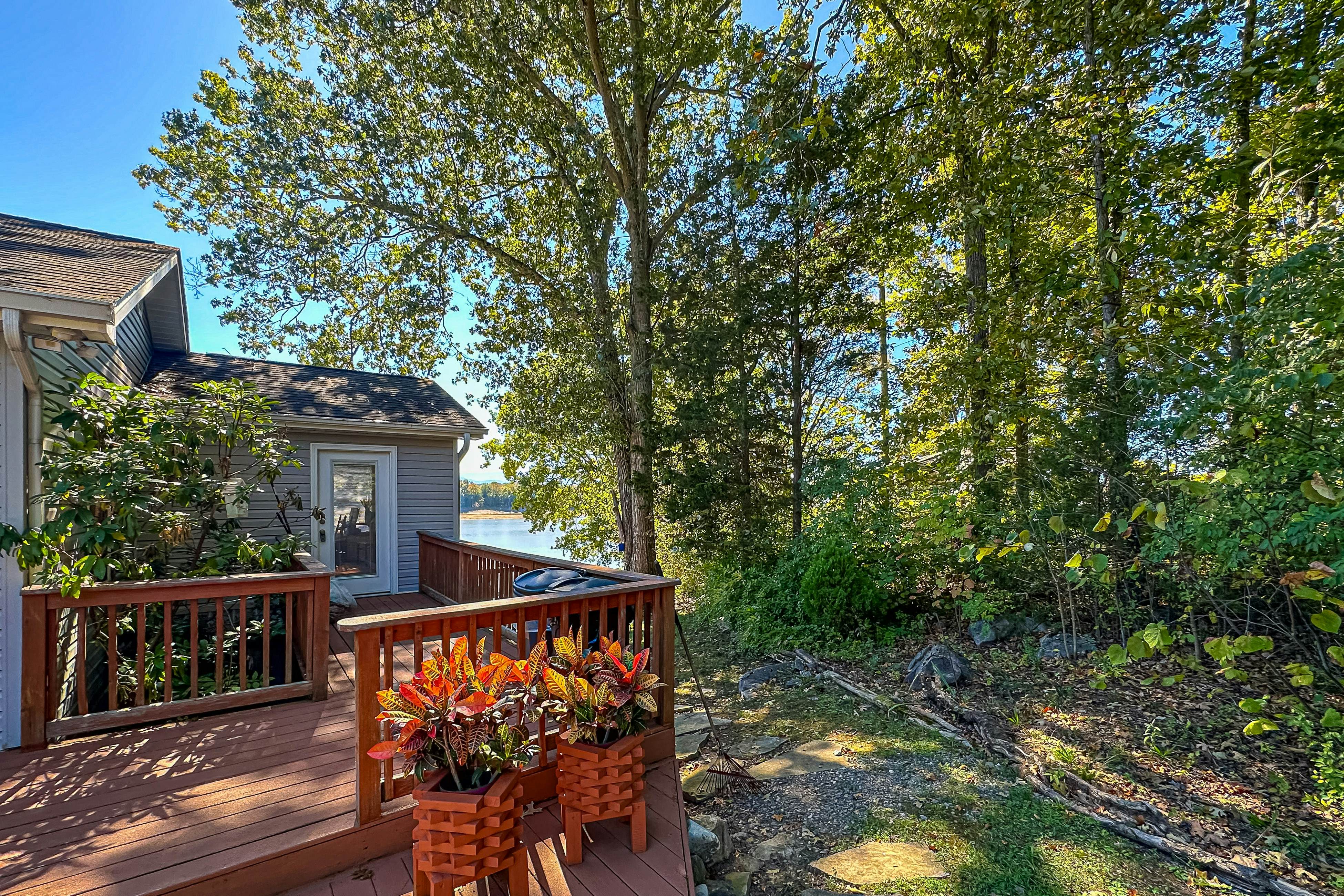 Serene Lakefront Home・Dock・Game room・Fire Pit
