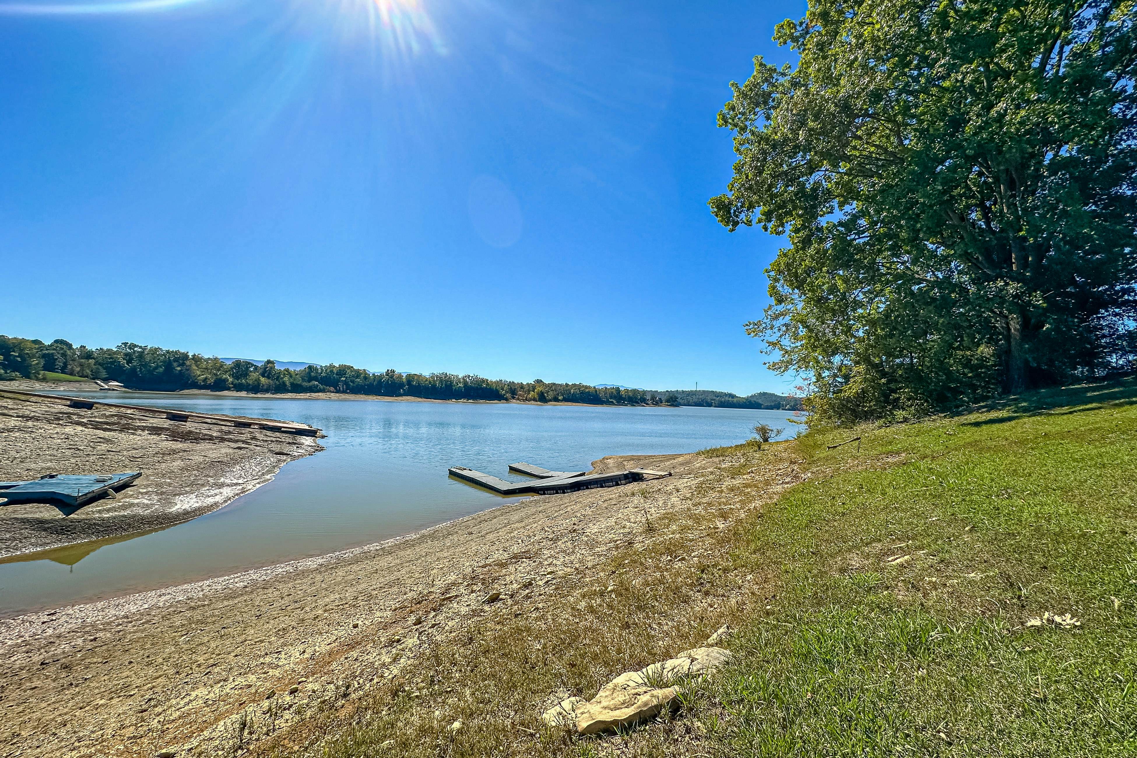Serene Lakefront Home・Dock・Game room・Fire Pit