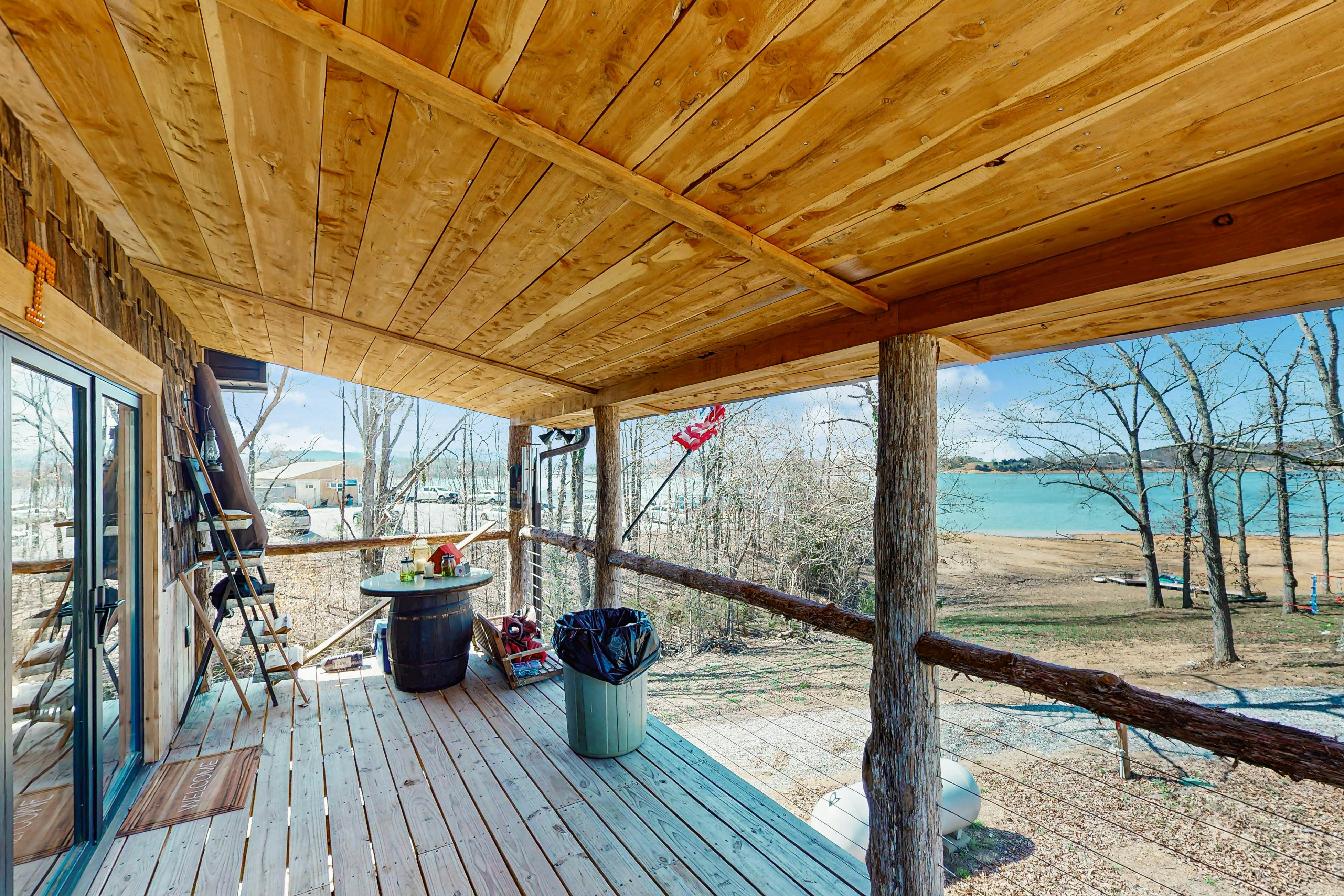 Cozy Lake Front Cabin, Sleeps 4・Dock・Play Yard