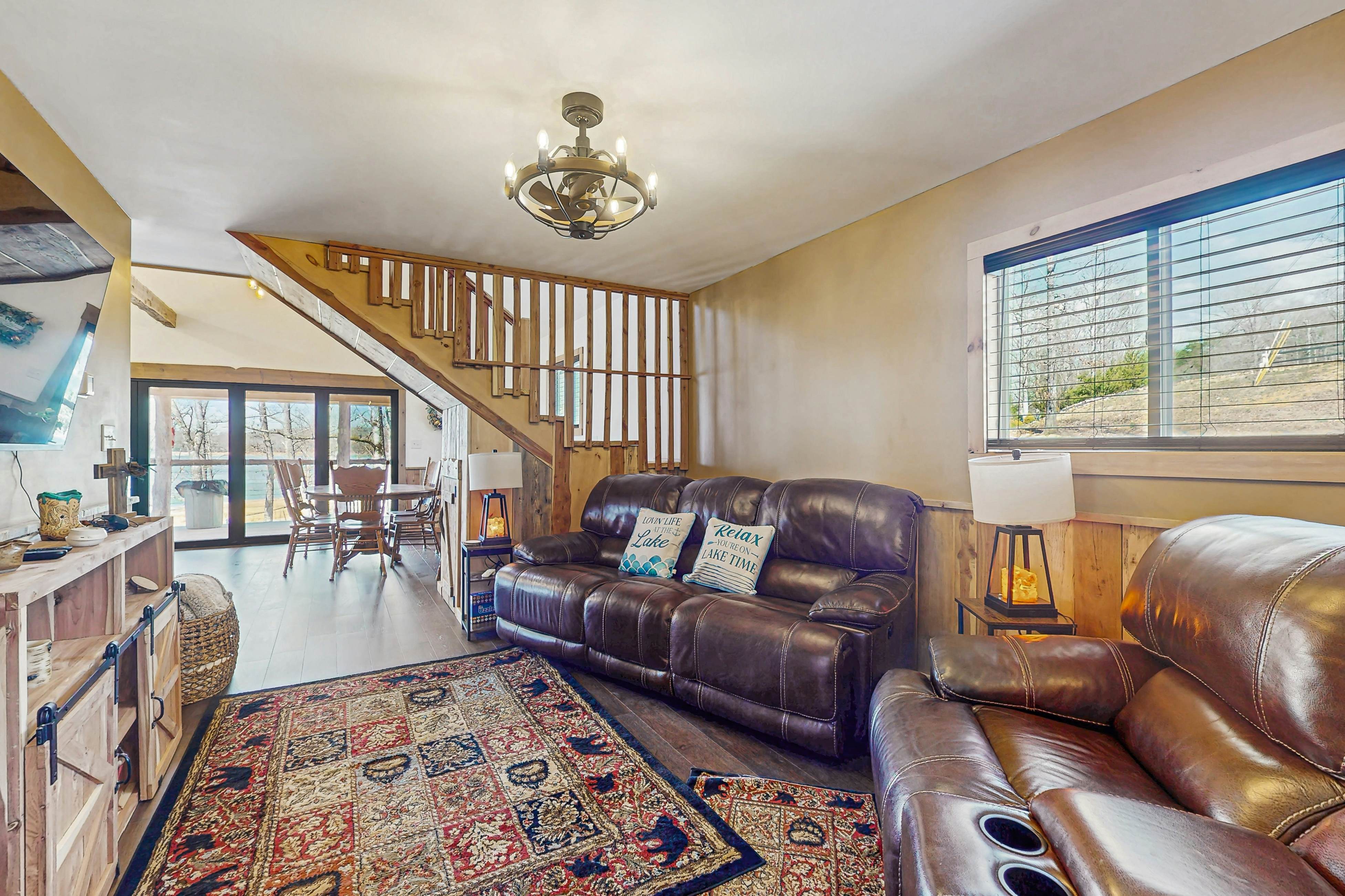 Cozy Lake Front Cabin, Sleeps 4・Dock・Play Yard