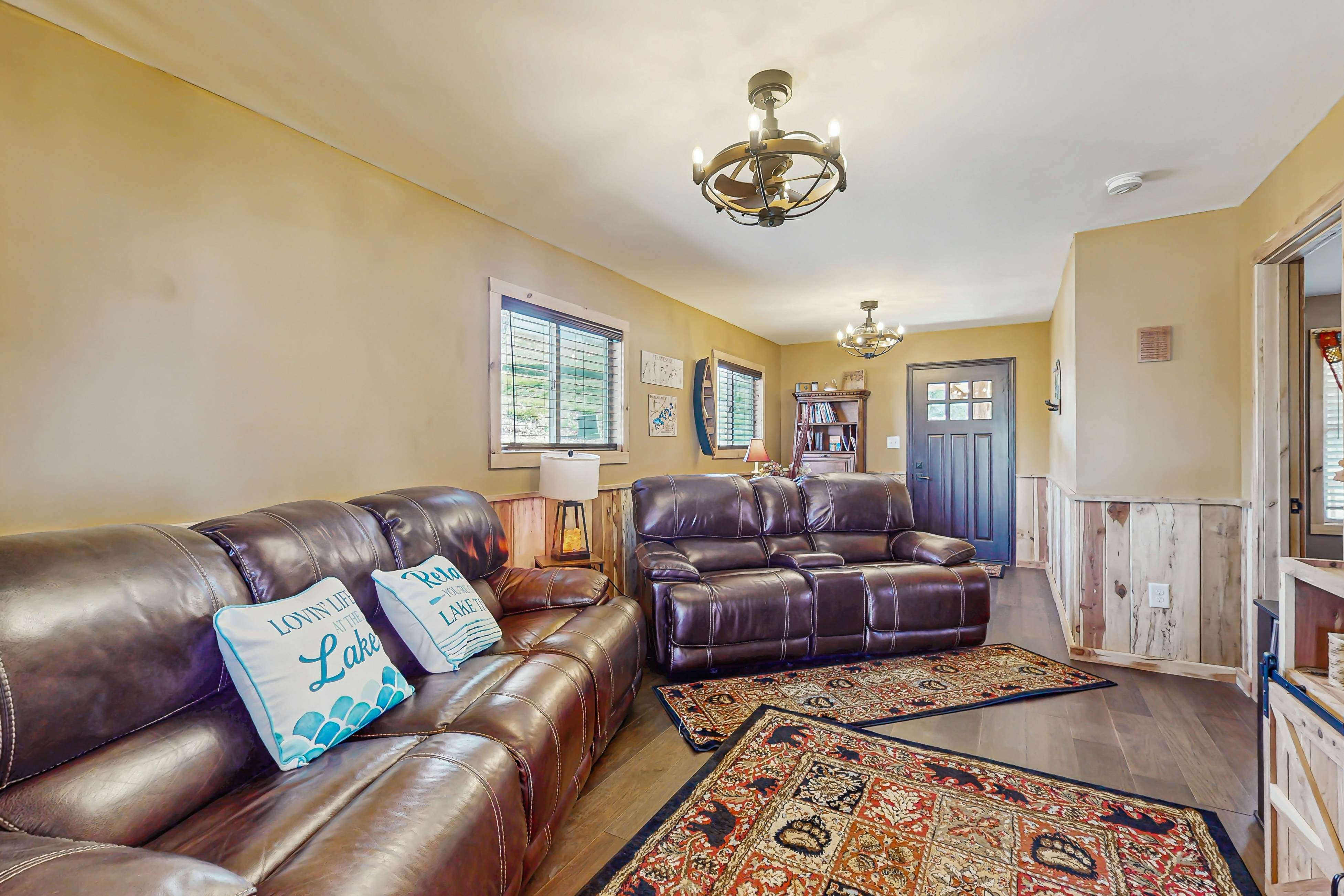 Cozy Lake Front Cabin, Sleeps 4・Dock・Play Yard