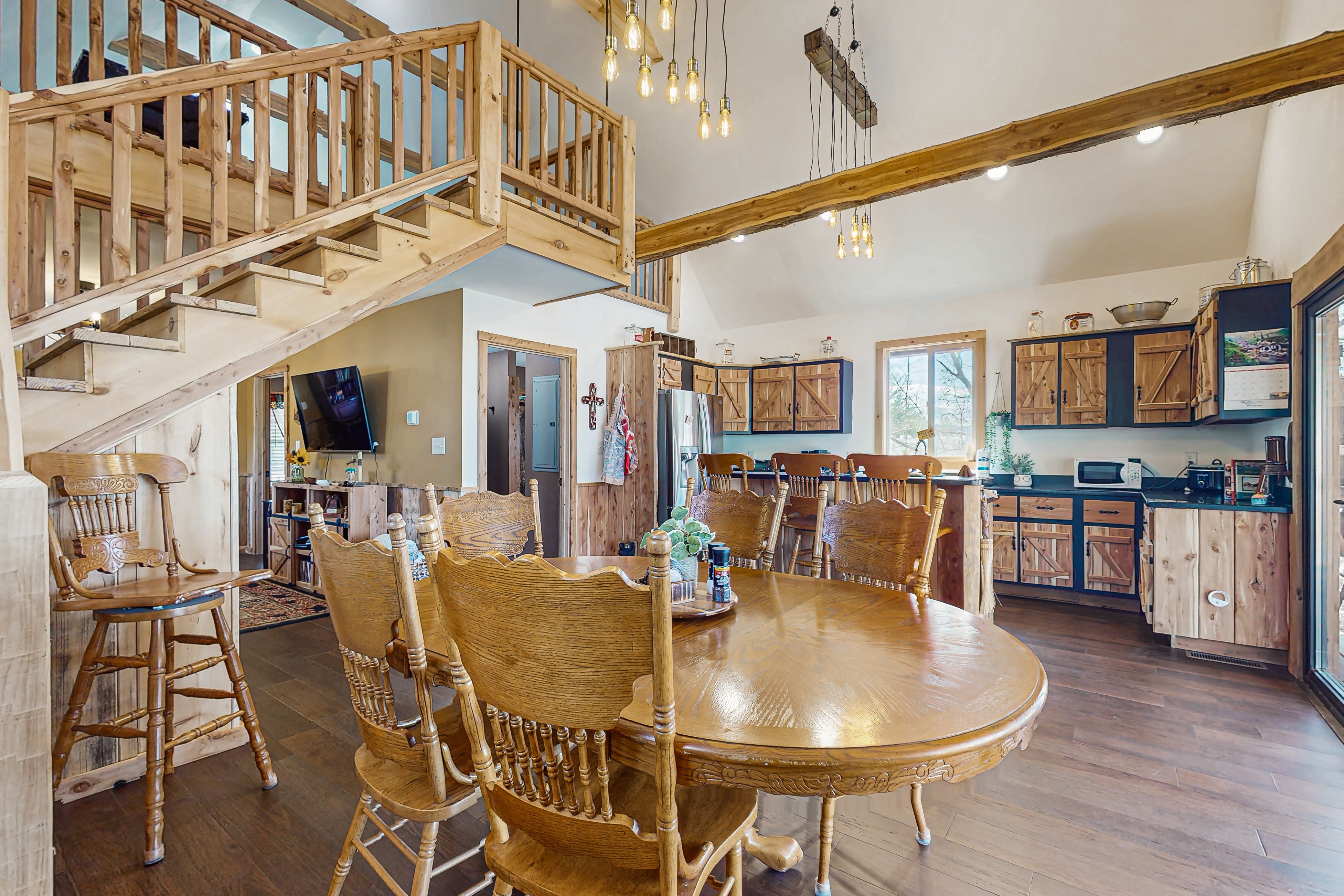 Cozy Lake Front Cabin, Sleeps 4・Dock・Play Yard