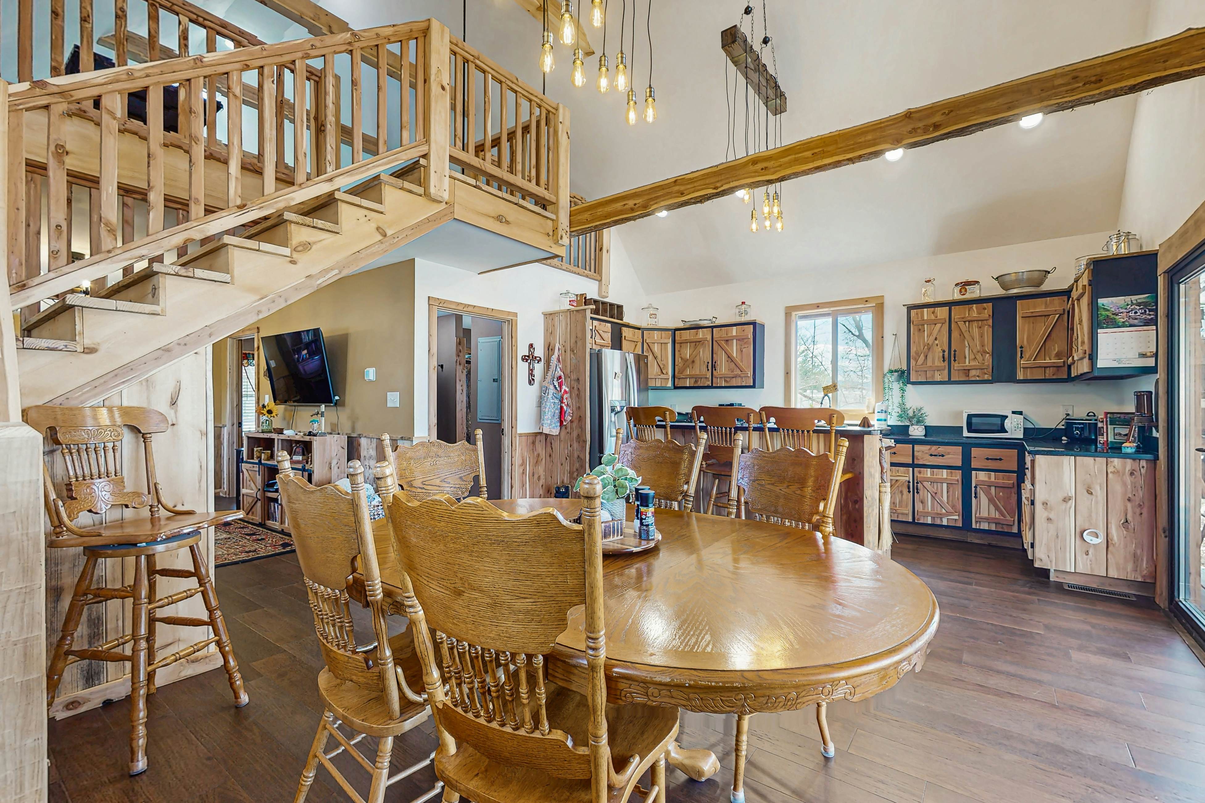 Cozy Lake Front Cabin, Sleeps 4・Dock・Play Yard