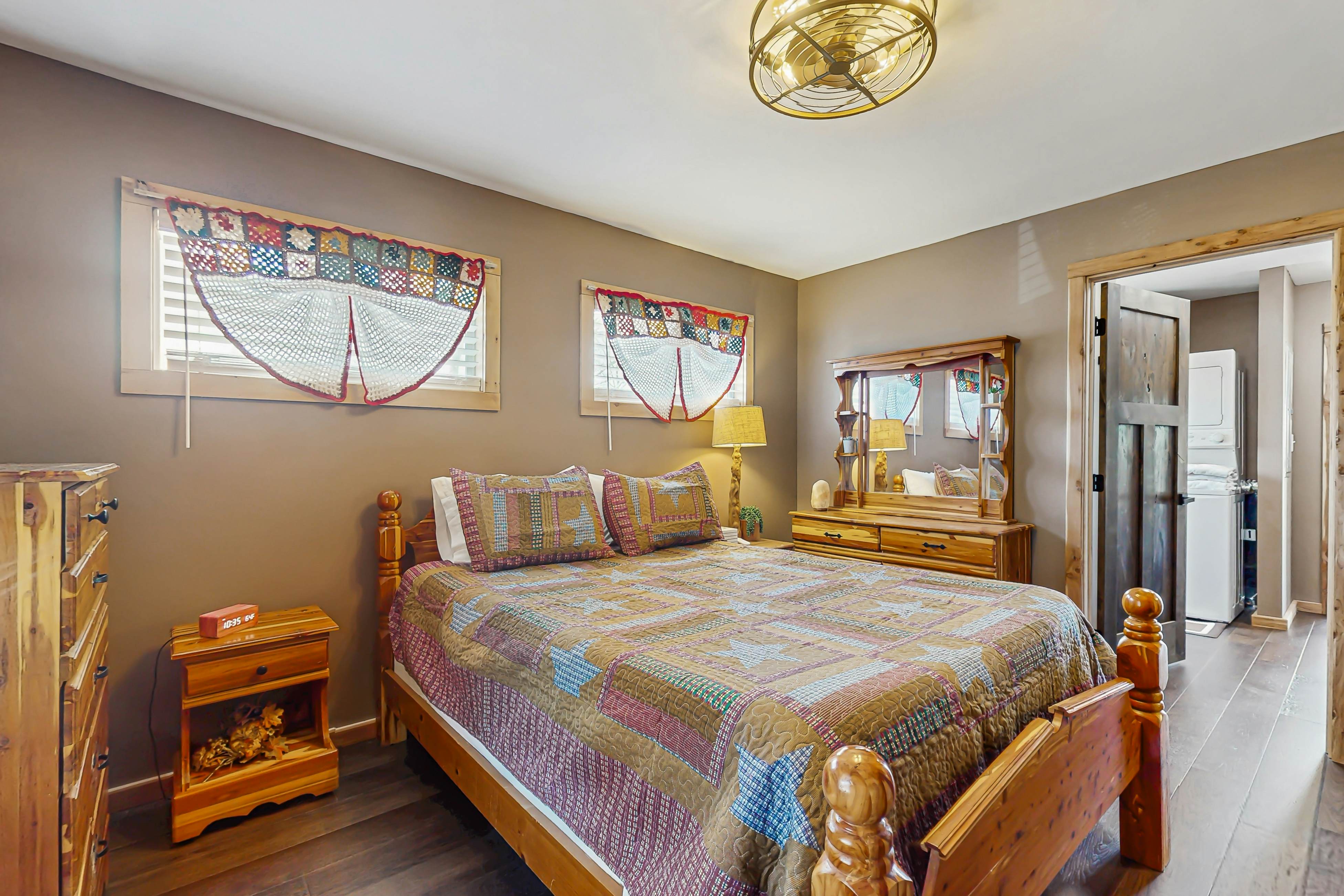 Cozy Lake Front Cabin, Sleeps 4・Dock・Play Yard