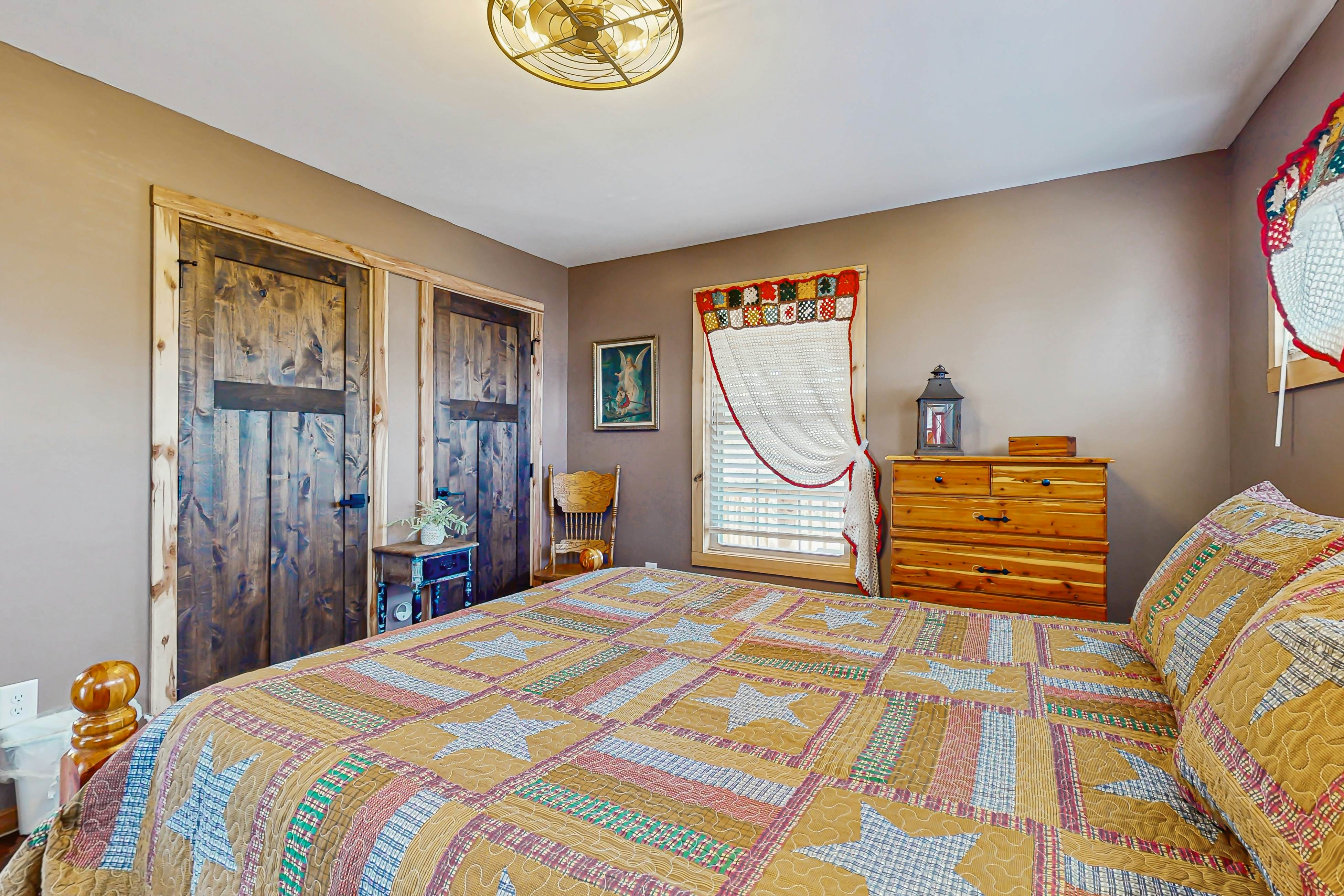 Cozy Lake Front Cabin, Sleeps 4・Dock・Play Yard