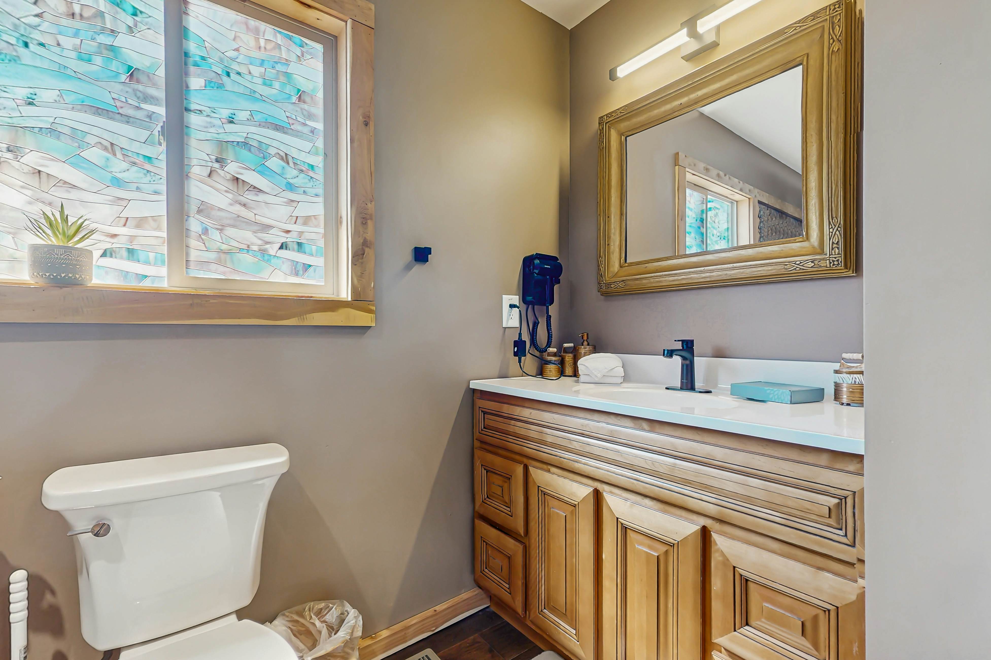 Cozy Lake Front Cabin, Sleeps 4・Dock・Play Yard