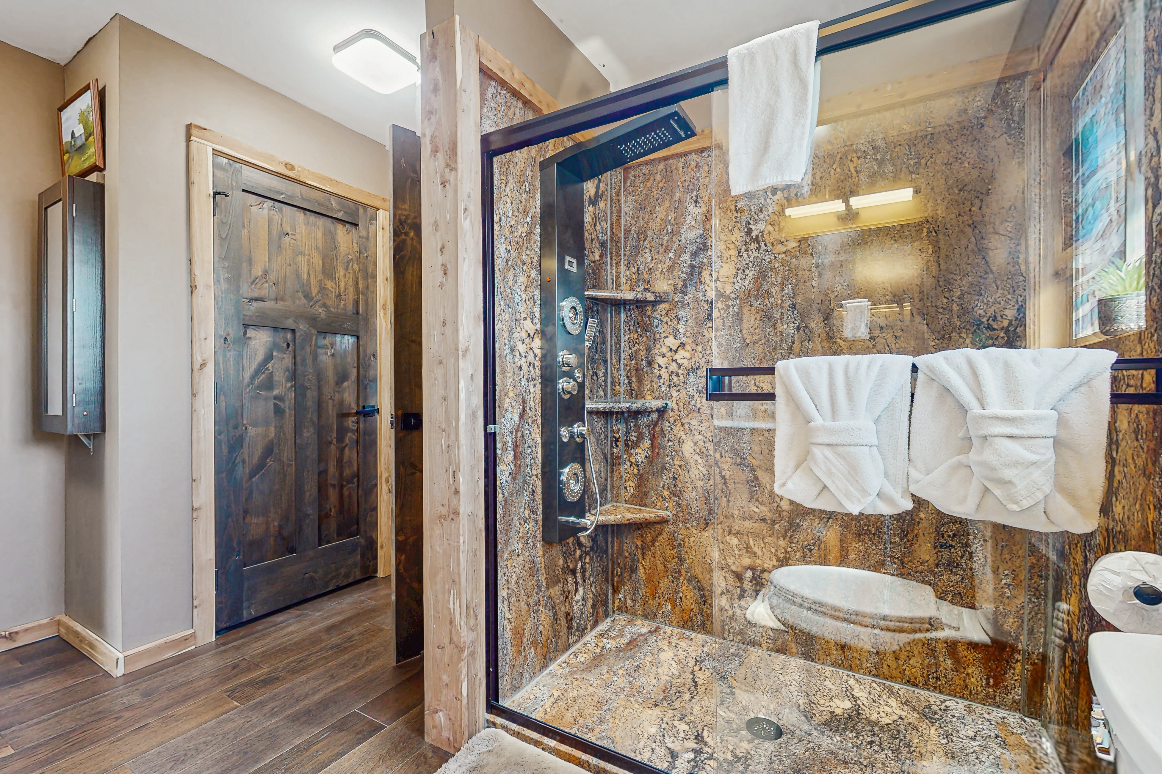 Cozy Lake Front Cabin, Sleeps 4・Dock・Play Yard