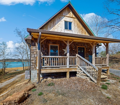 Cozy Lake Front Cabin, Sleeps 4・Dock・Play Yard