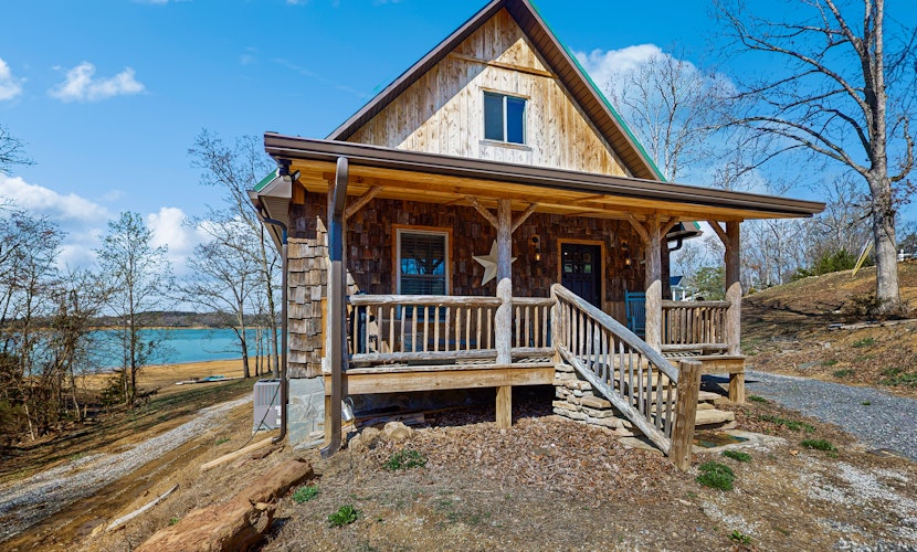 Cozy Lake Front Cabin, Sleeps 4・Dock・Play Yard