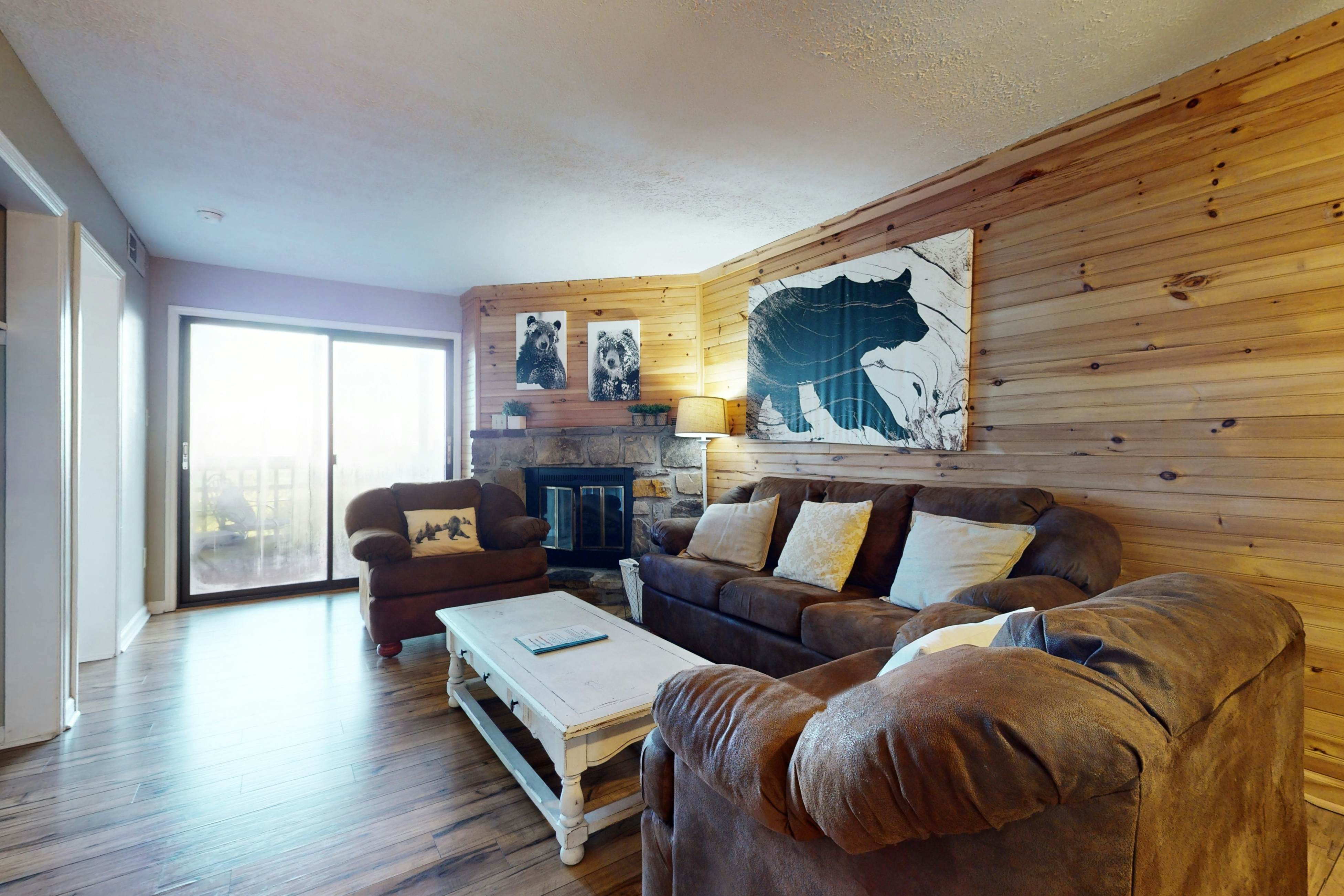 Mountain view condo w/ free attraction tickets & screened deck - minutes to town