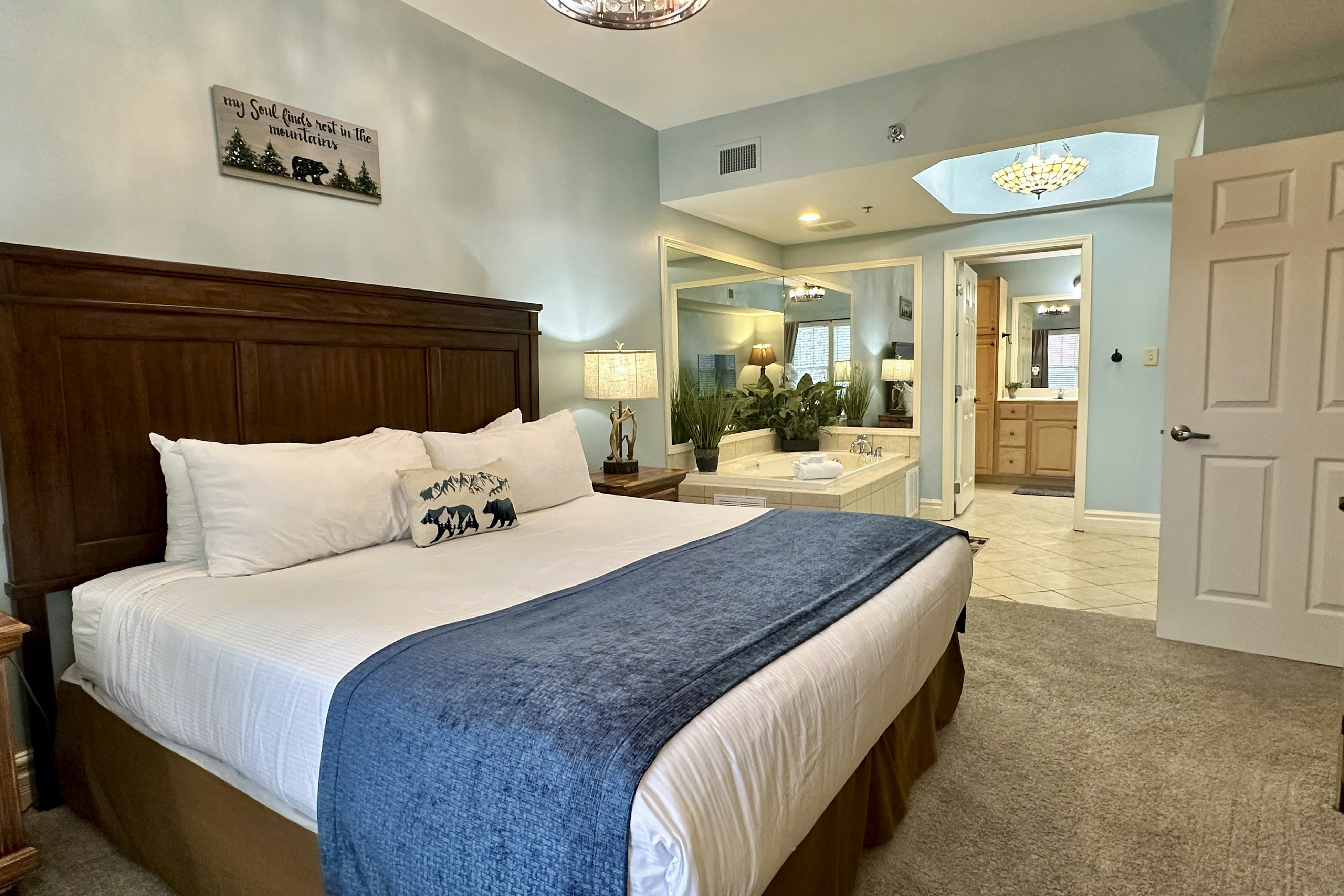 Elegant Downtown Condo, Sleeps 6, Balcony, Gym Room