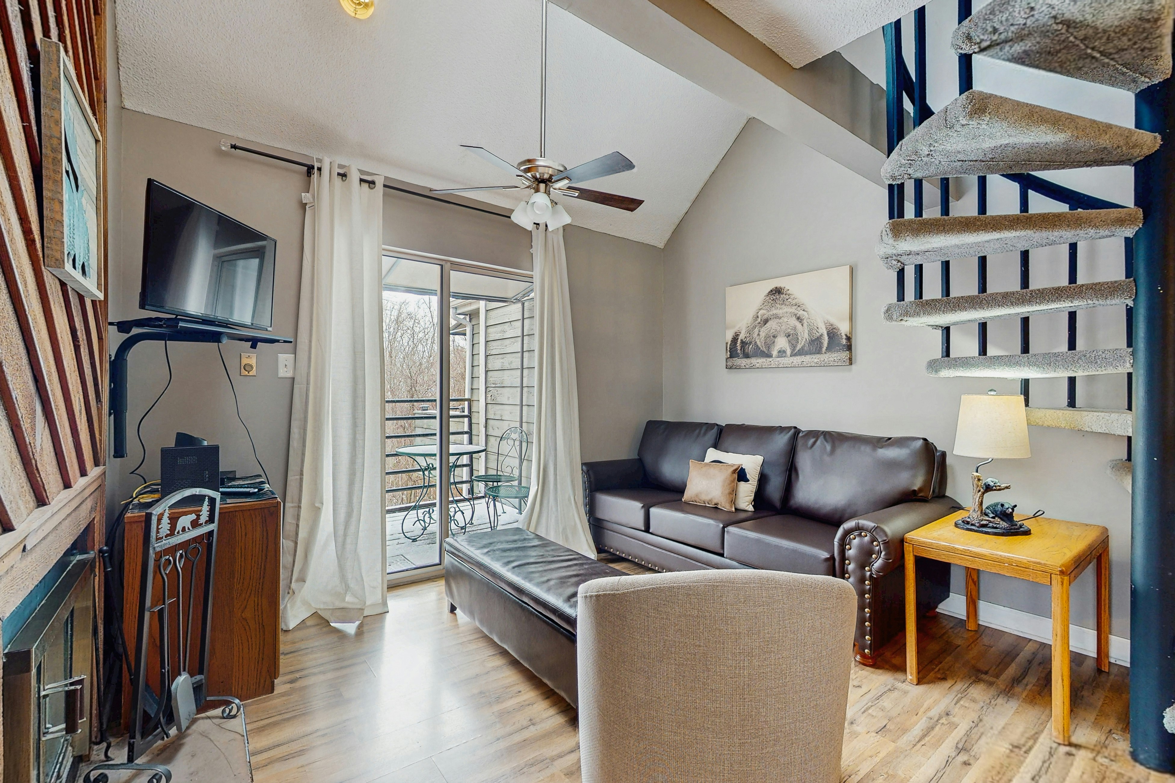 Lovely studio w/ free attraction tickets, mountain views, deck, & fireplace