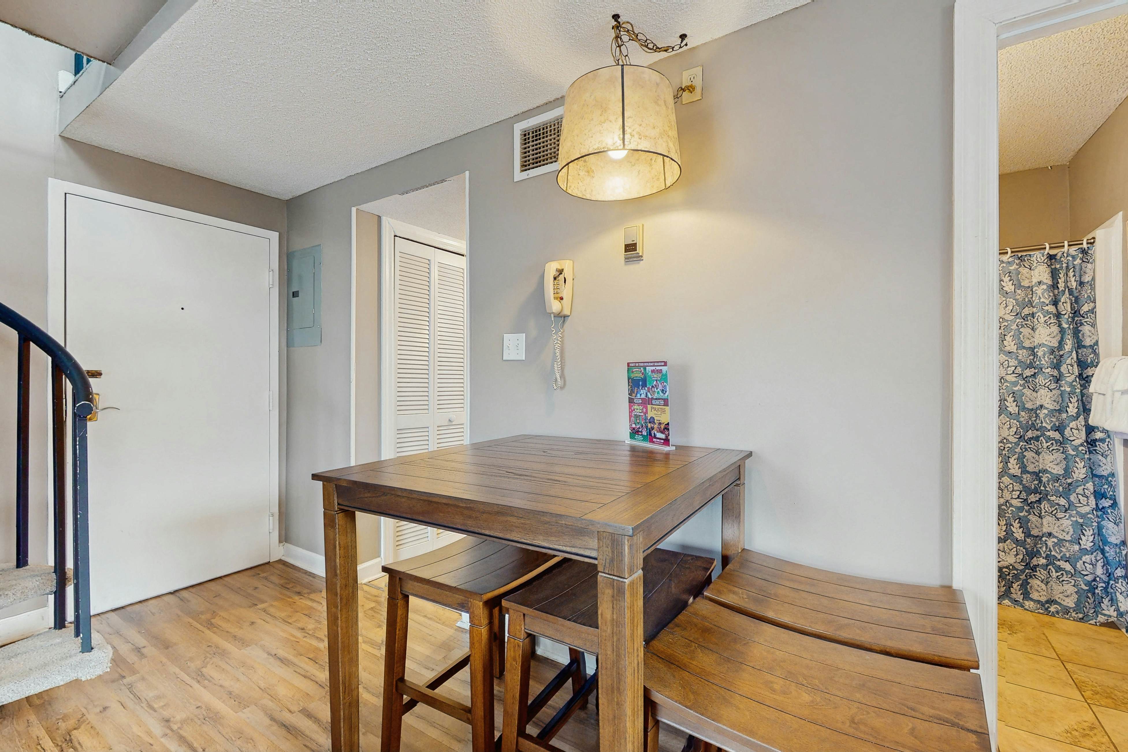 Lovely studio w/ free attraction tickets, mountain views, deck, & fireplace