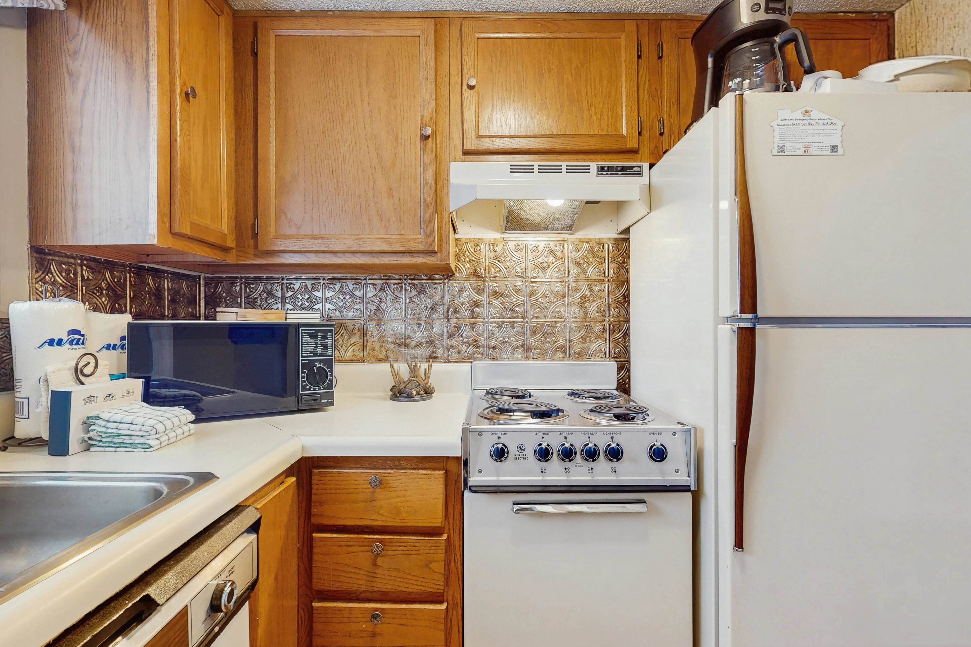 Lovely studio w/ free attraction tickets, mountain views, deck, & fireplace