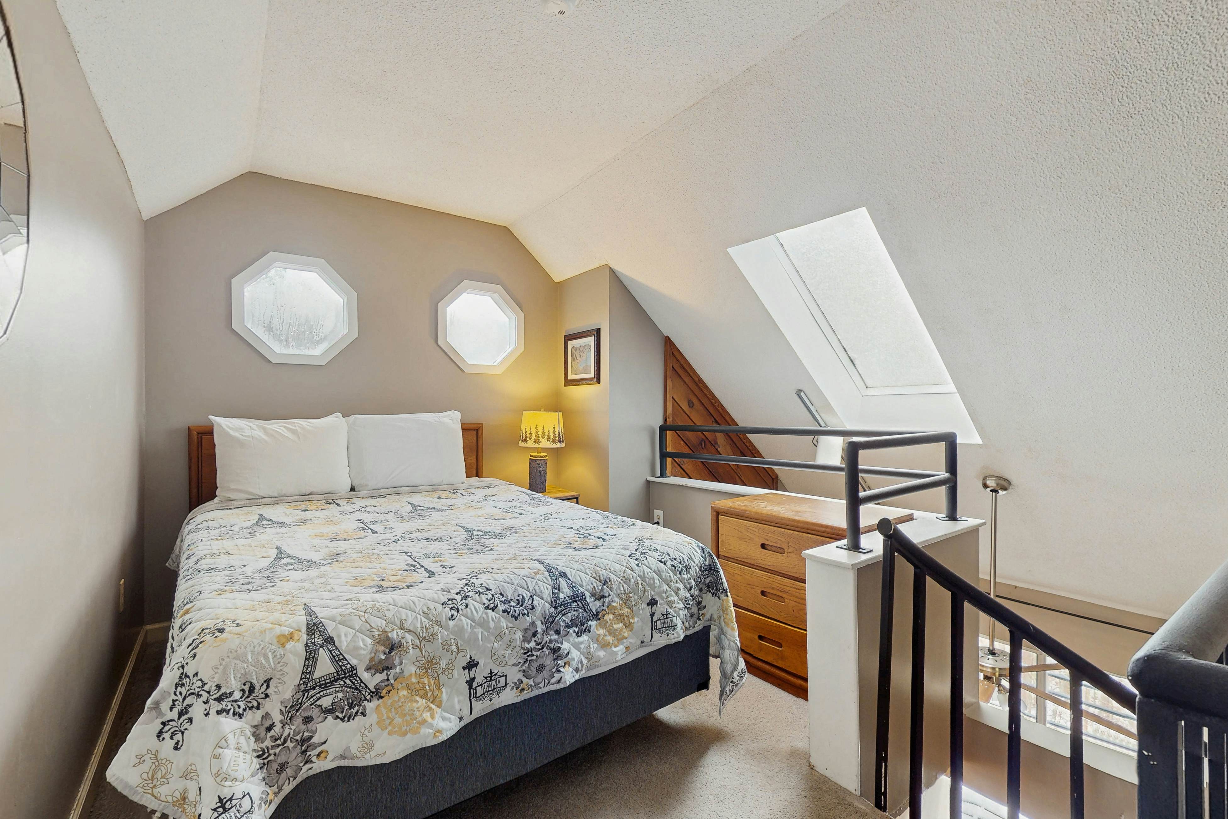 Lovely studio w/ free attraction tickets, mountain views, deck, & fireplace