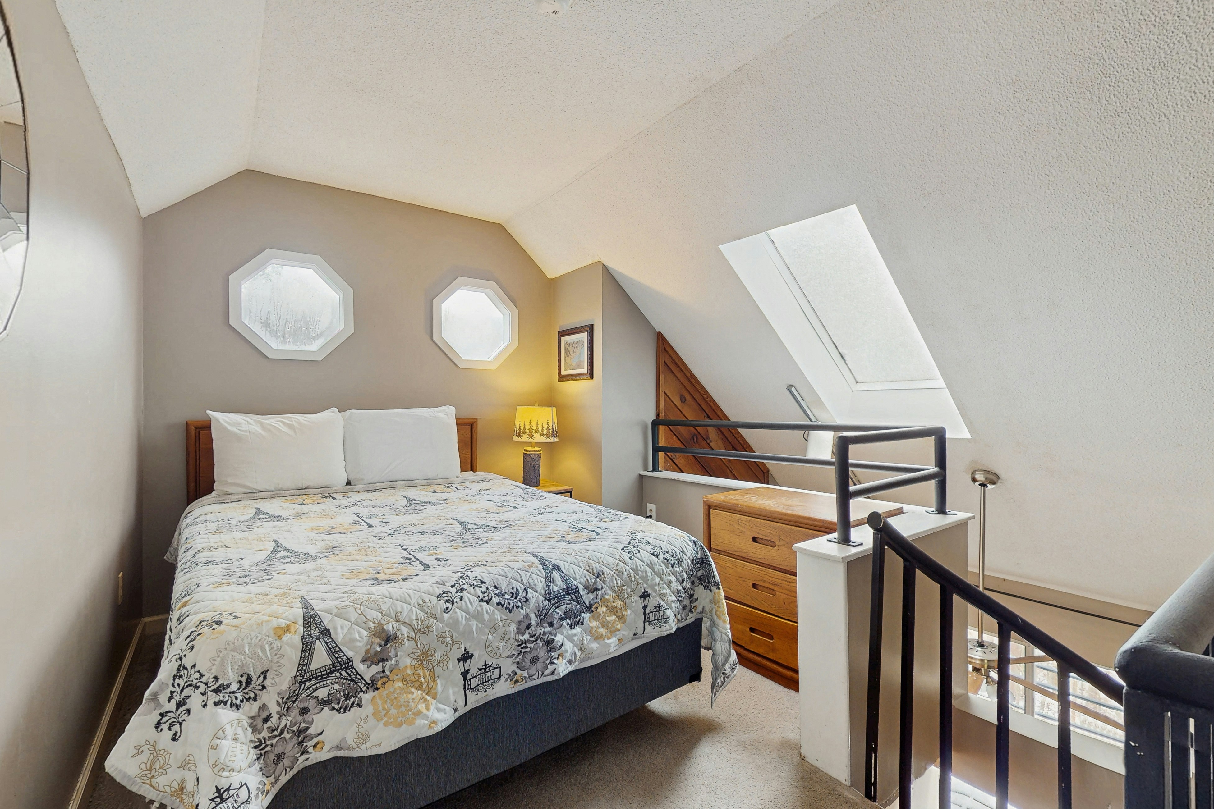 Lovely Studio, Sleeps 6・Mtn Views・Deck・Fireplace