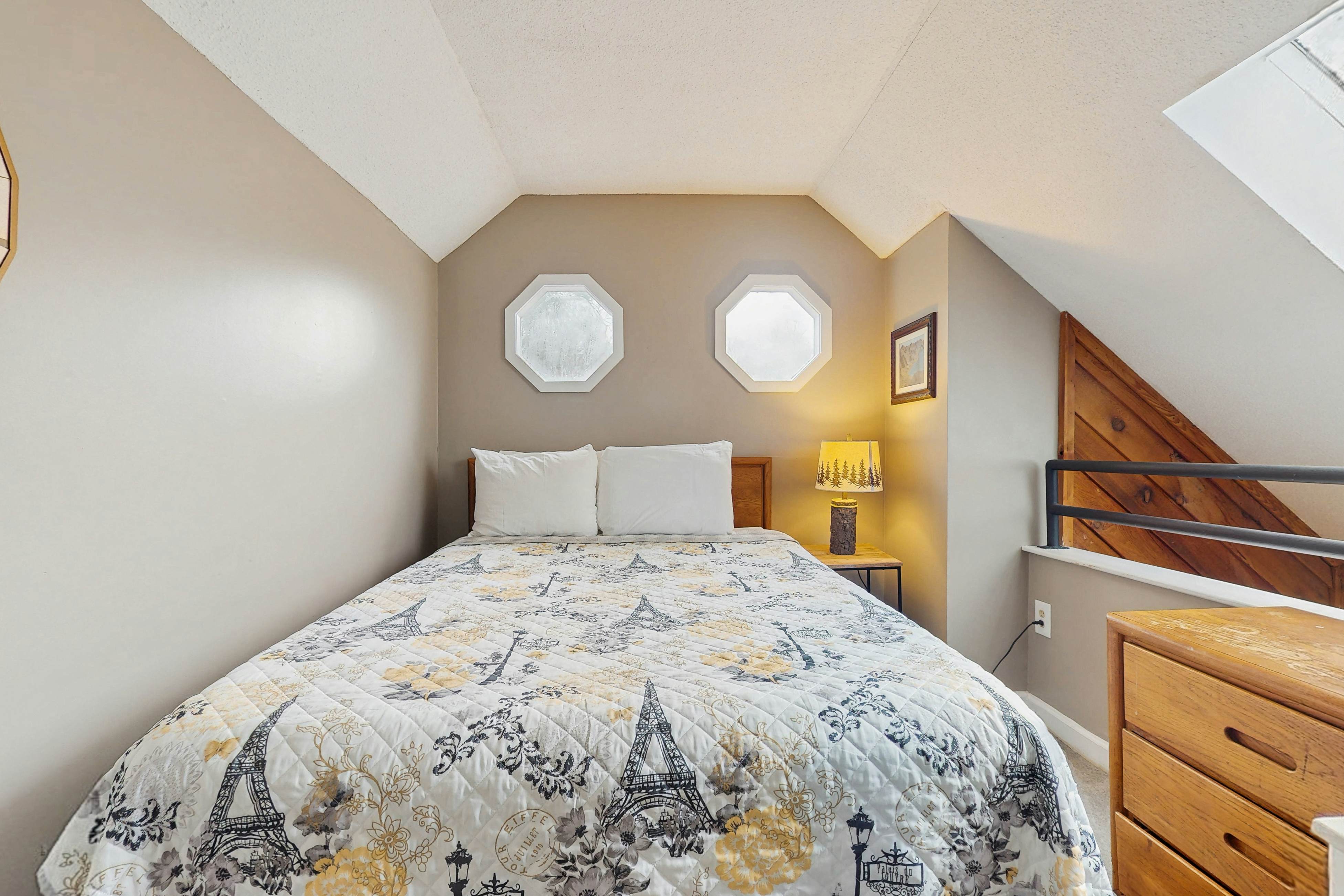 Lovely studio w/ free attraction tickets, mountain views, deck, & fireplace