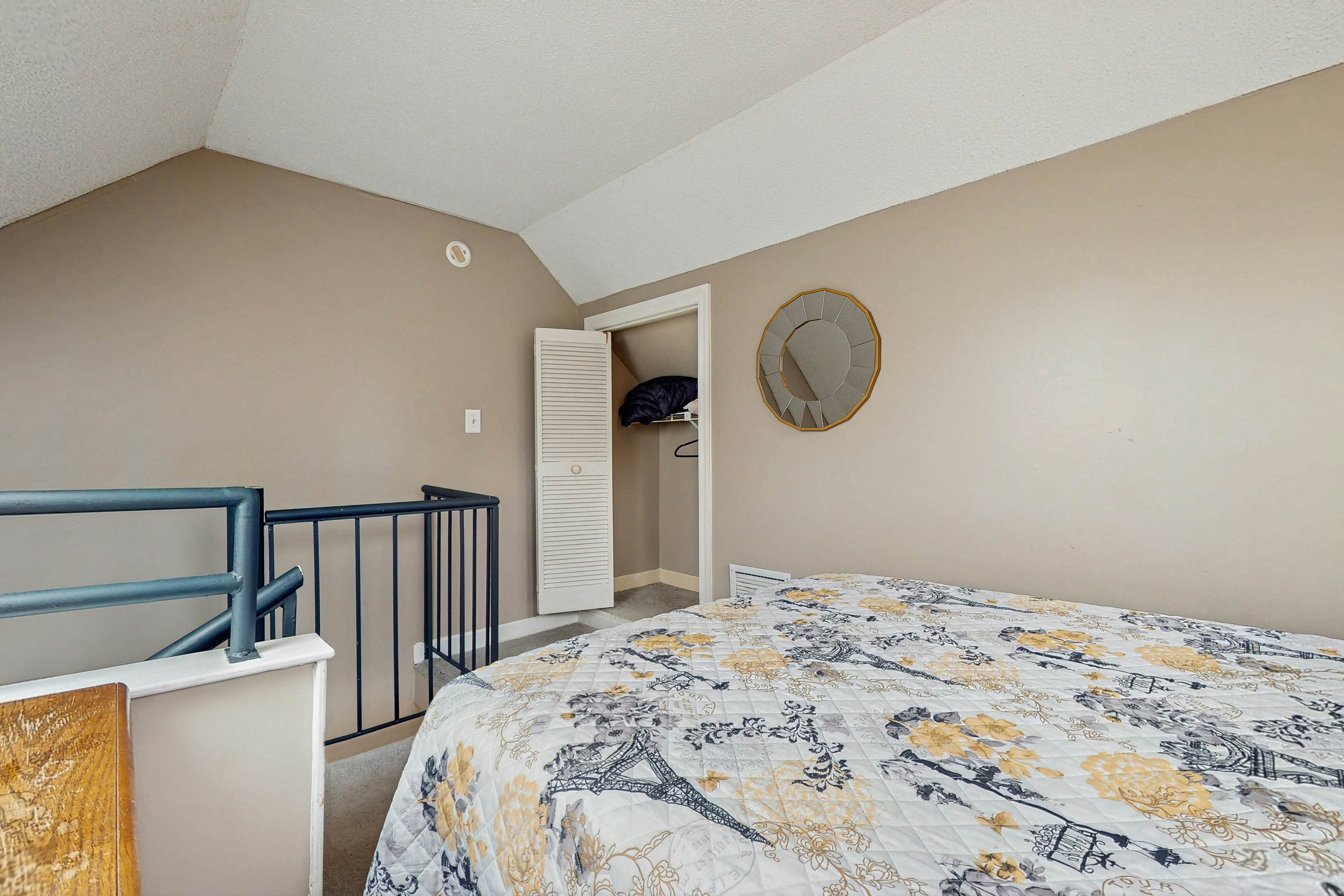 Lovely studio w/ free attraction tickets, mountain views, deck, & fireplace