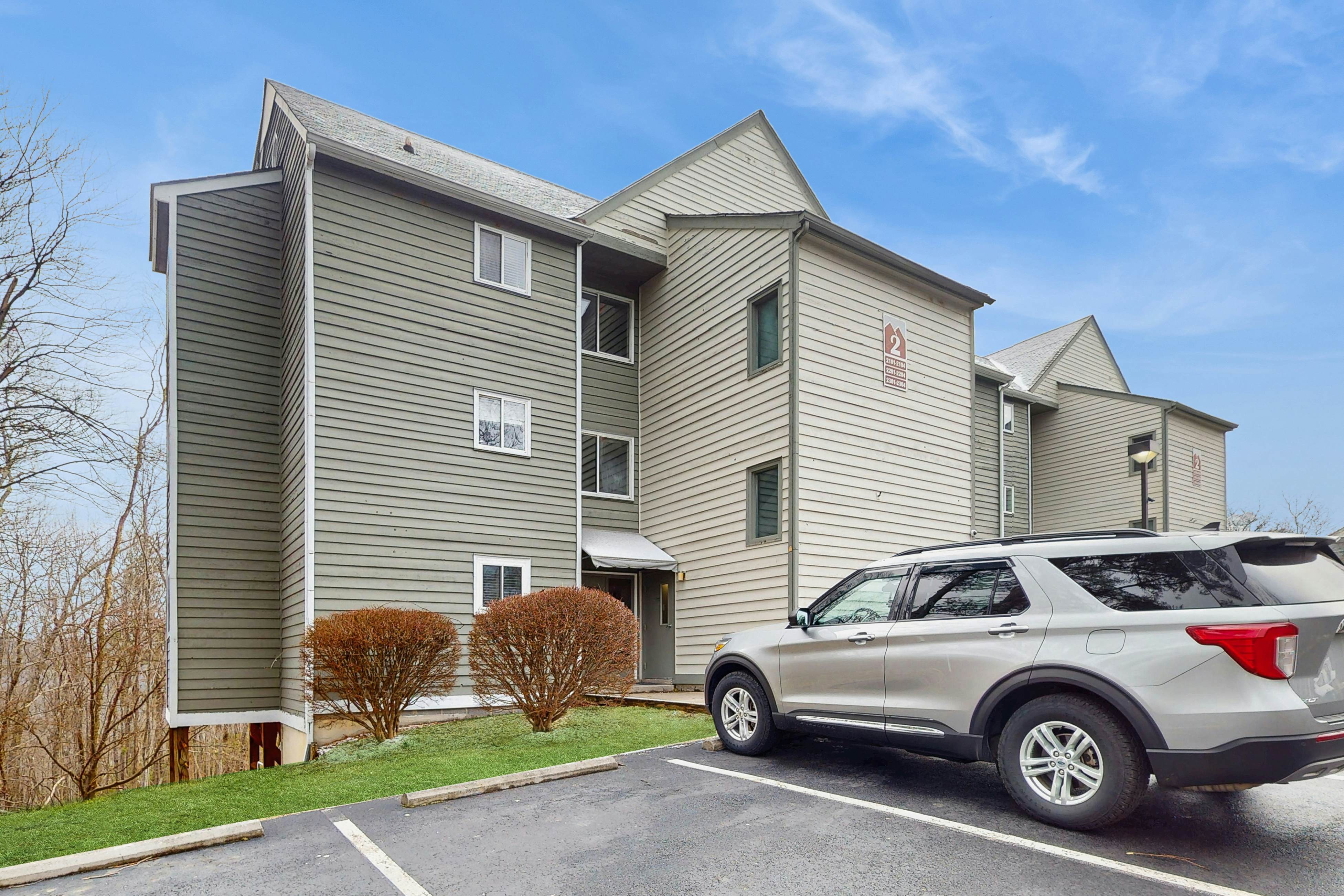 Lovely studio w/ free attraction tickets, mountain views, deck, & fireplace