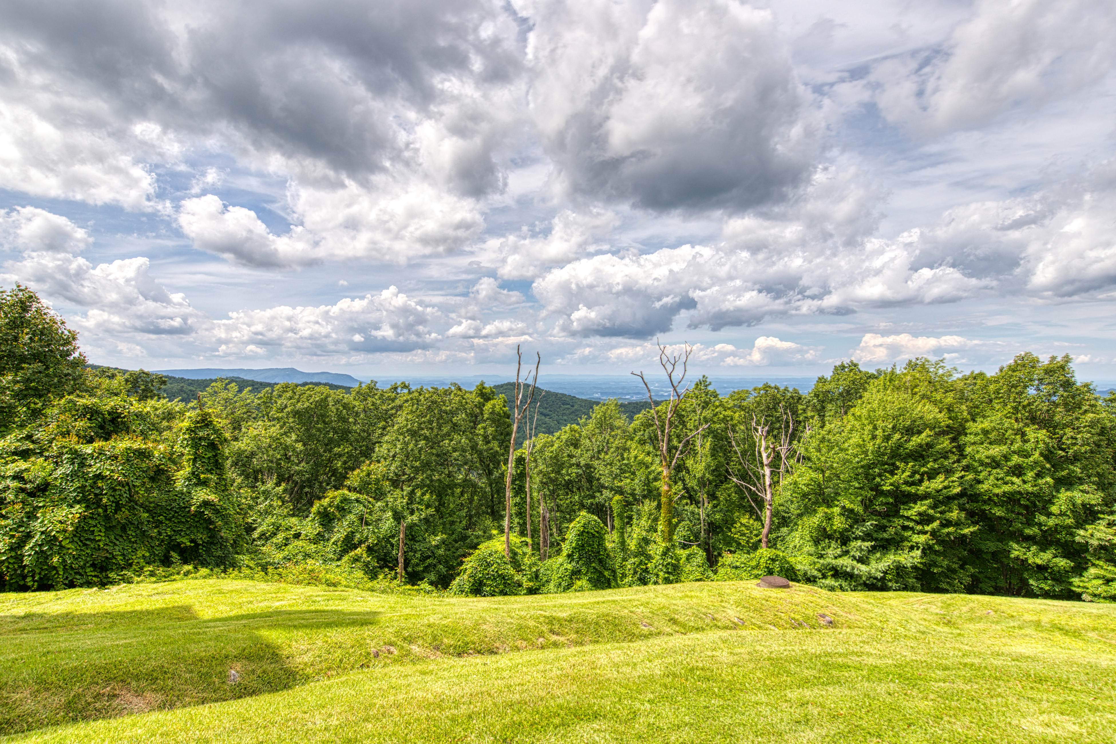 Lovely studio w/ free attraction tickets, mountain views, deck, & fireplace