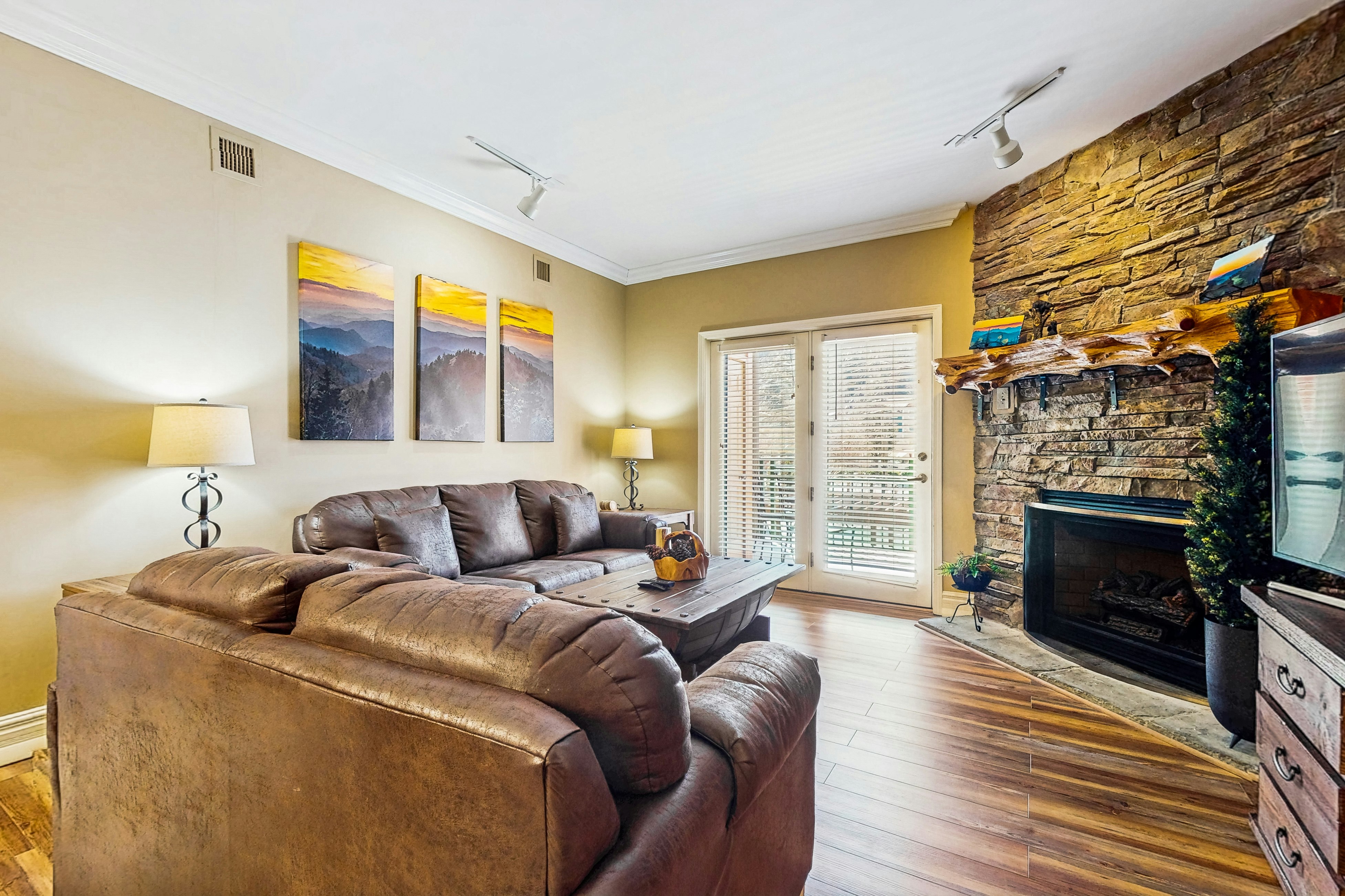 Charming Downtown Condo, Sleeps 6・Hot Tub・Gym