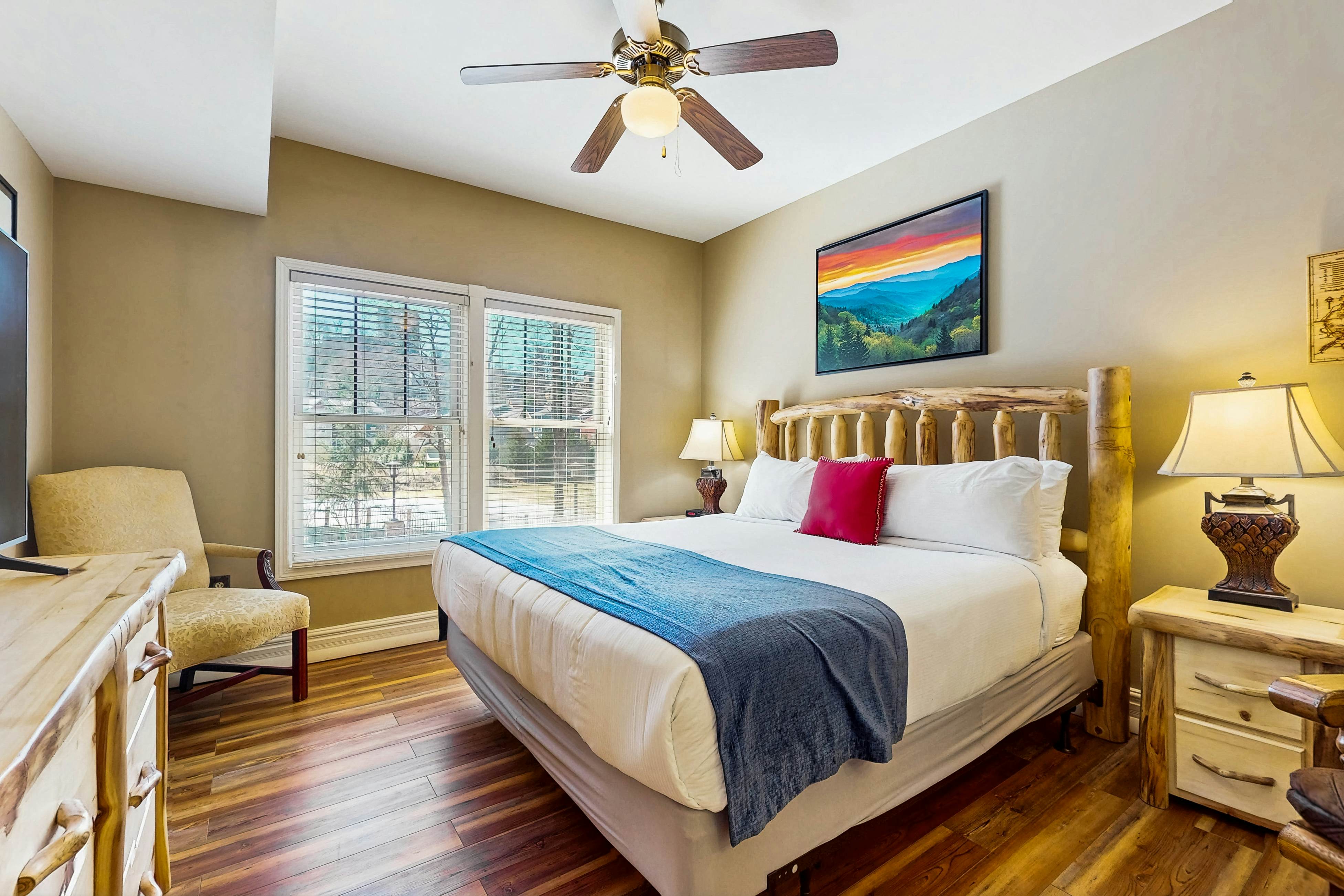 Cozy Condo, Walk to Parkway, Fireplace, Hot Tub, Gym