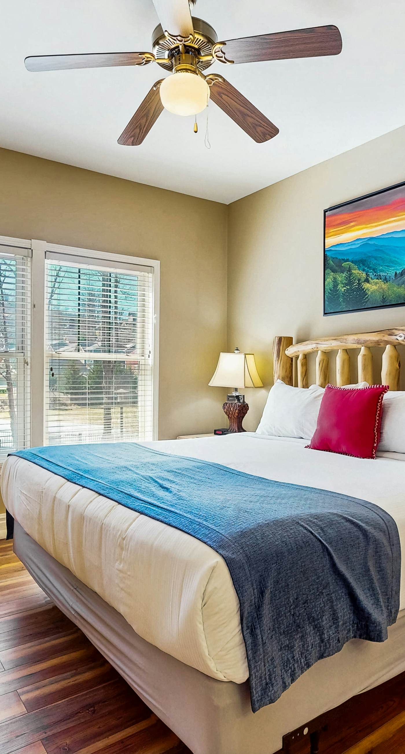 Cozy Condo, Walk to Parkway, Fireplace, Hot Tub, Gym