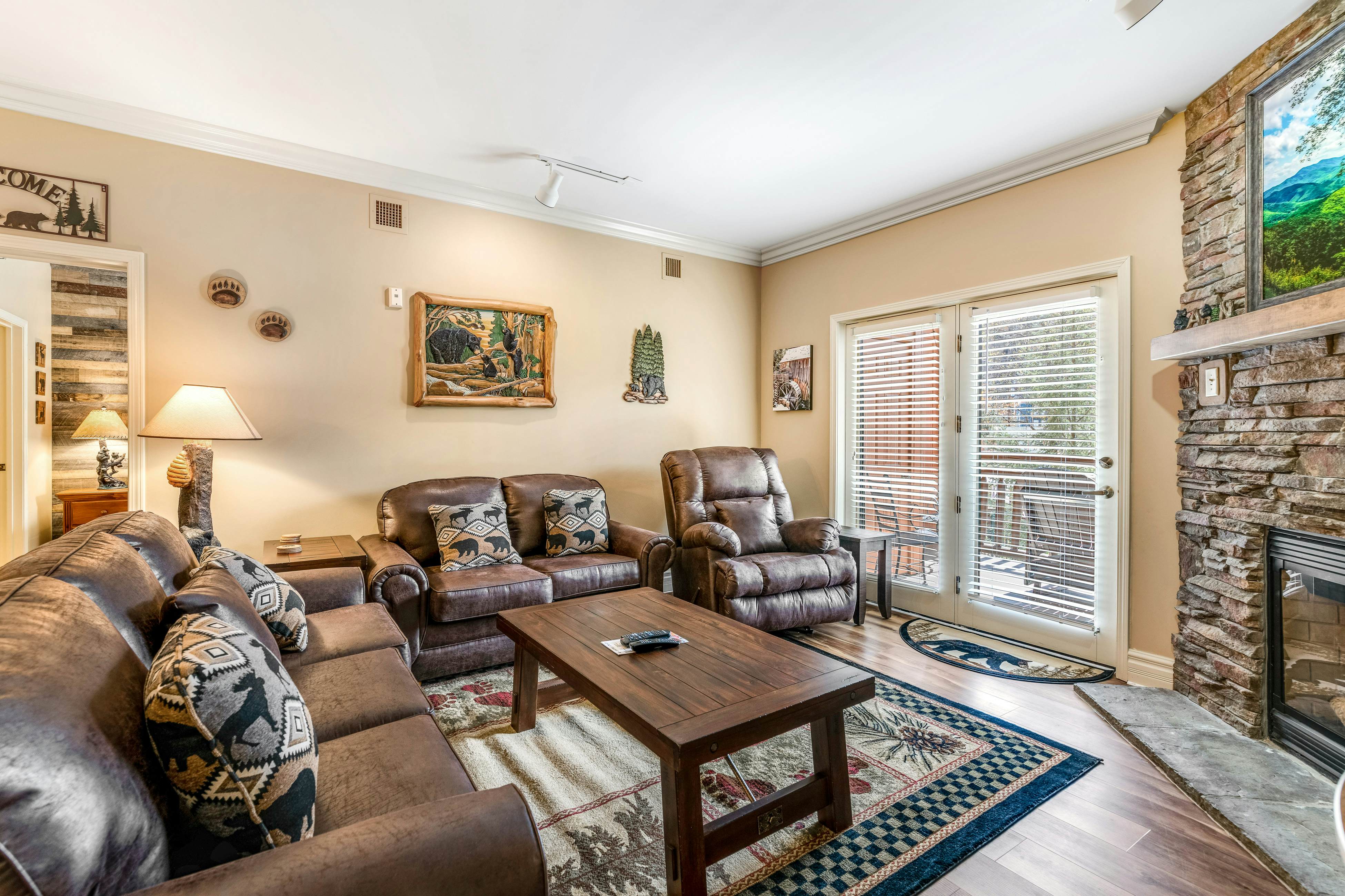 Beautiful Downtown Condo, Sleeps 6・Hot Tub・Gym