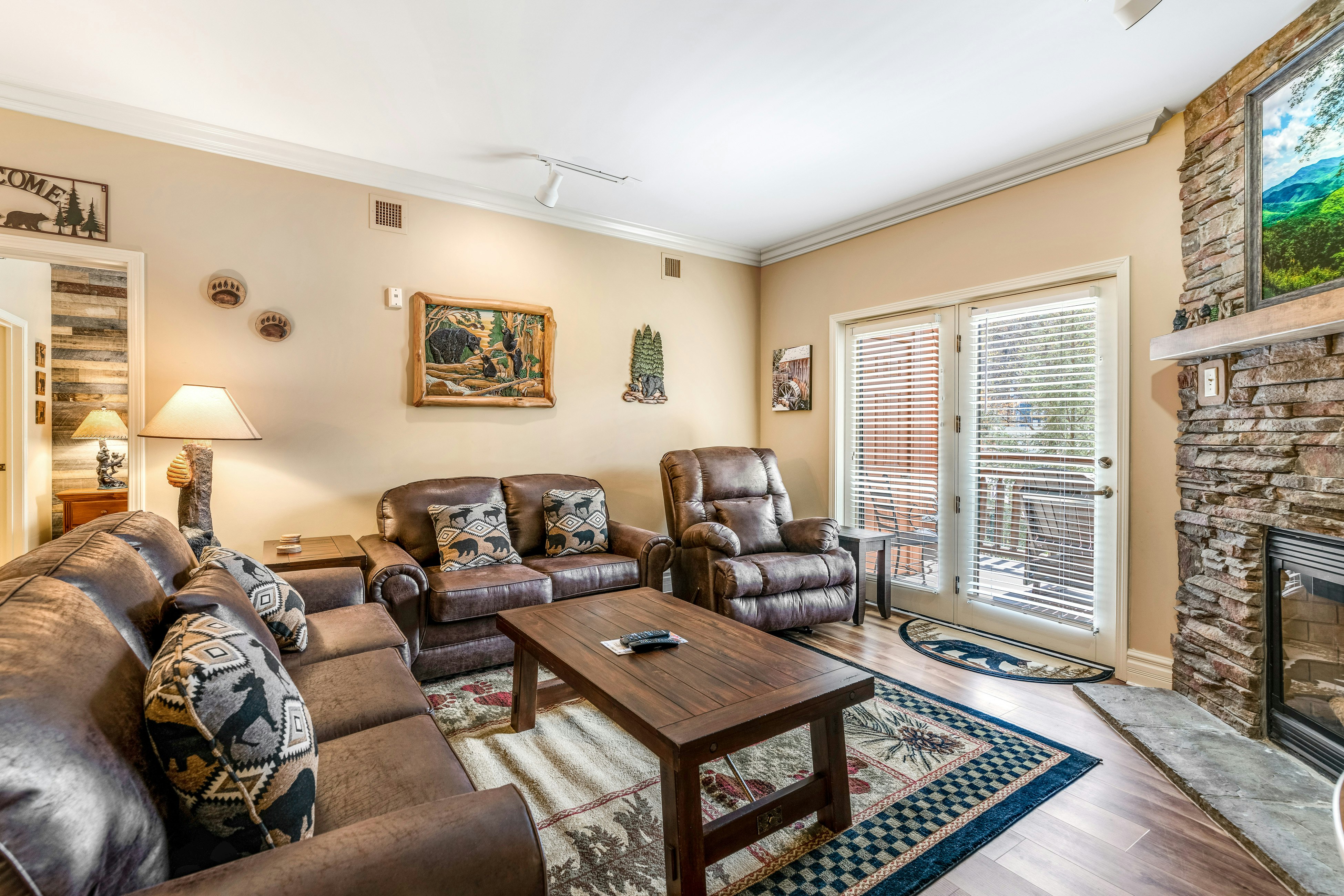 Beautiful Downtown Condo, Sleeps 6・Hot Tub・Gym