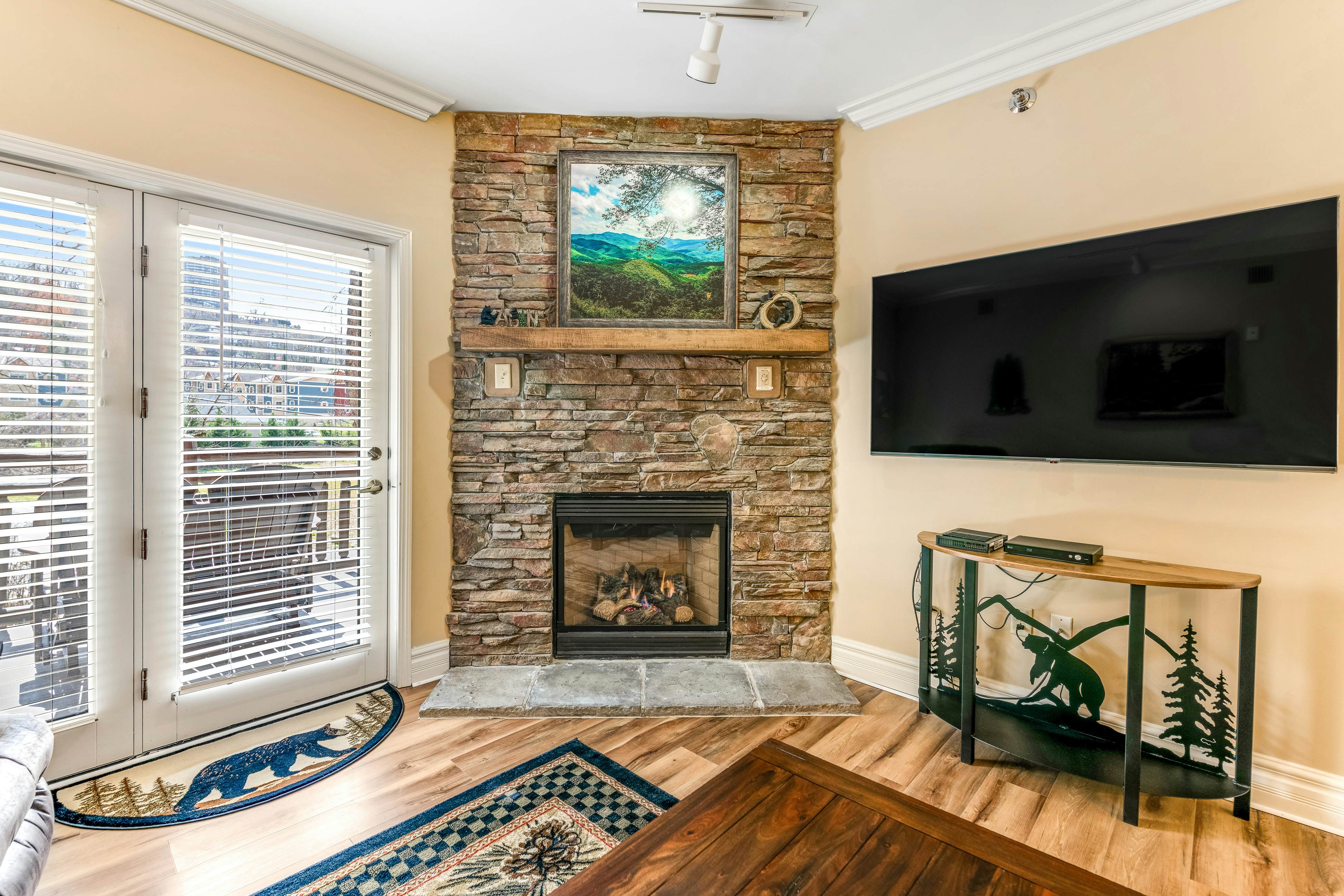 Beautiful Downtown Condo, Sleeps 6・Hot Tub・Gym