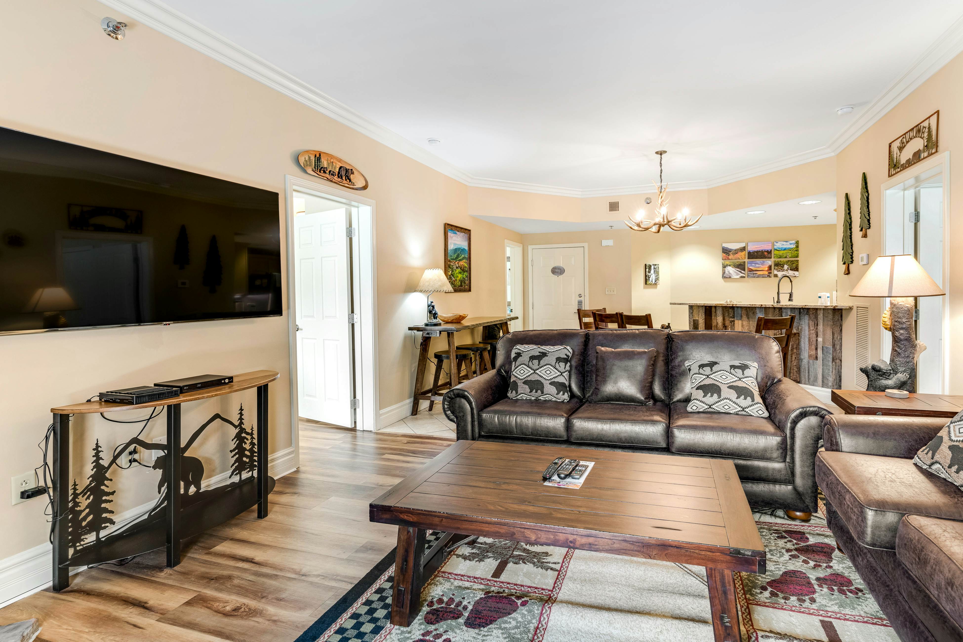 Beautiful Downtown Condo, Sleeps 6・Hot Tub・Gym