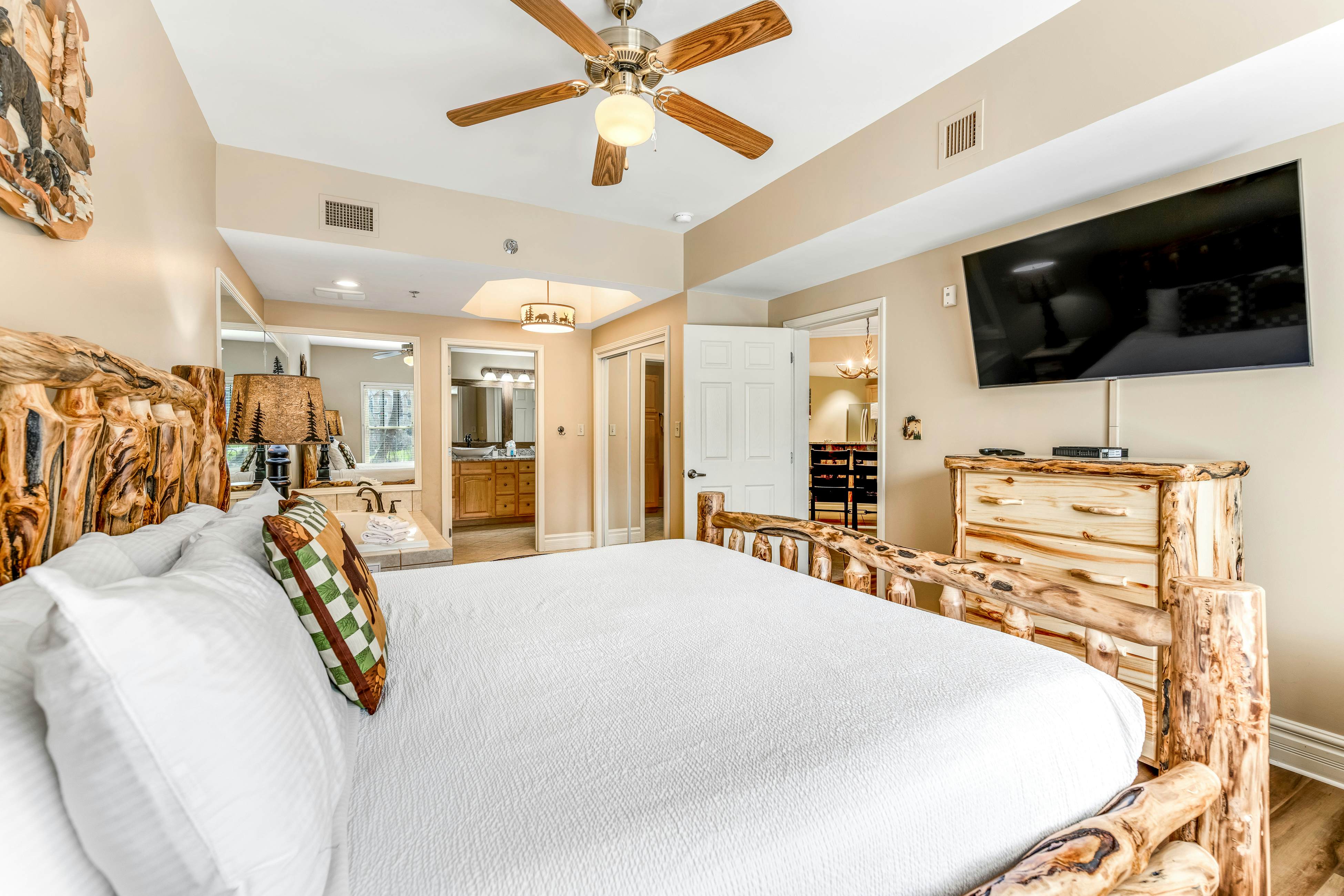 Beautiful Downtown Condo, Sleeps 6・Hot Tub・Gym