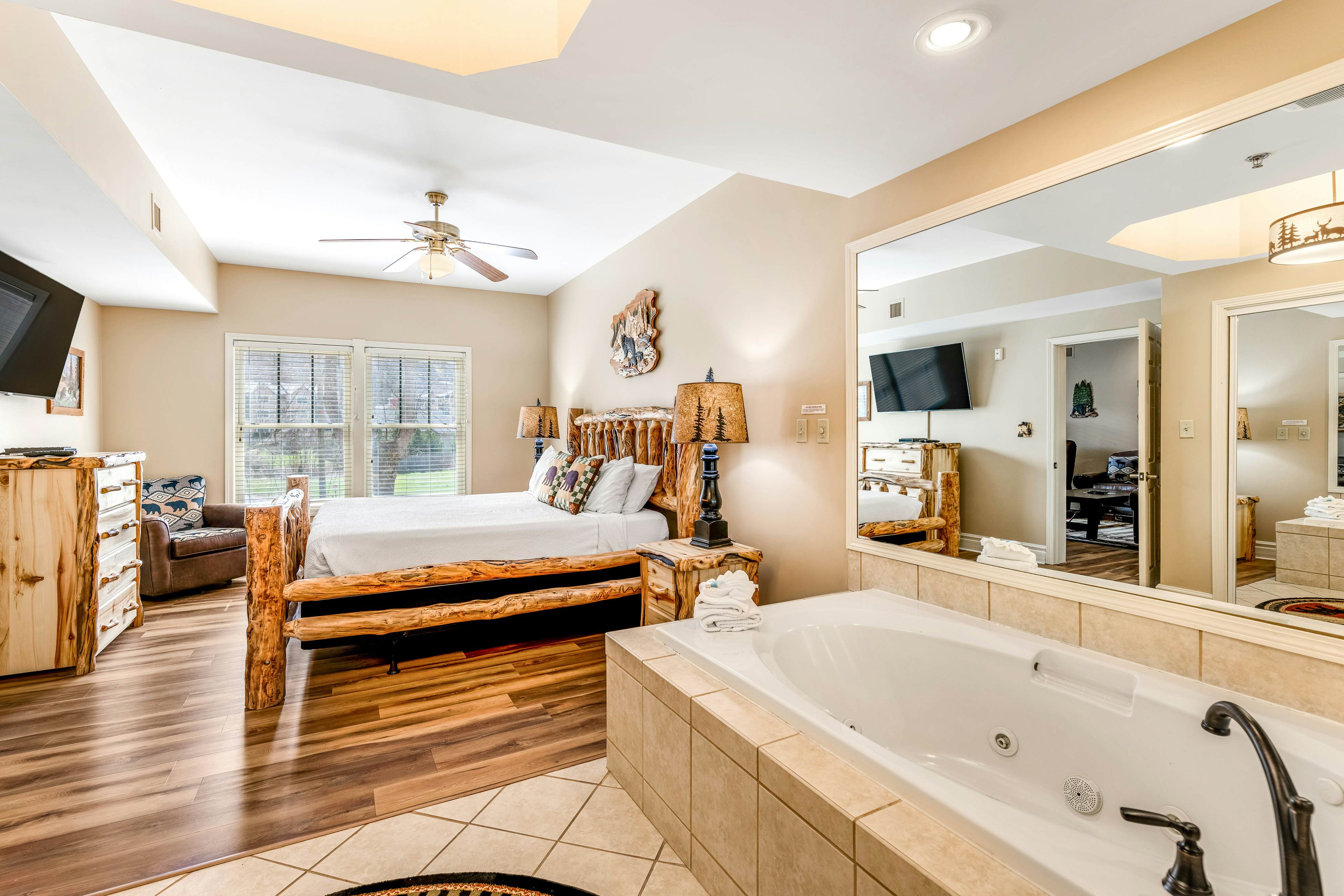 Beautiful Downtown Condo, Sleeps 6・Hot Tub・Gym