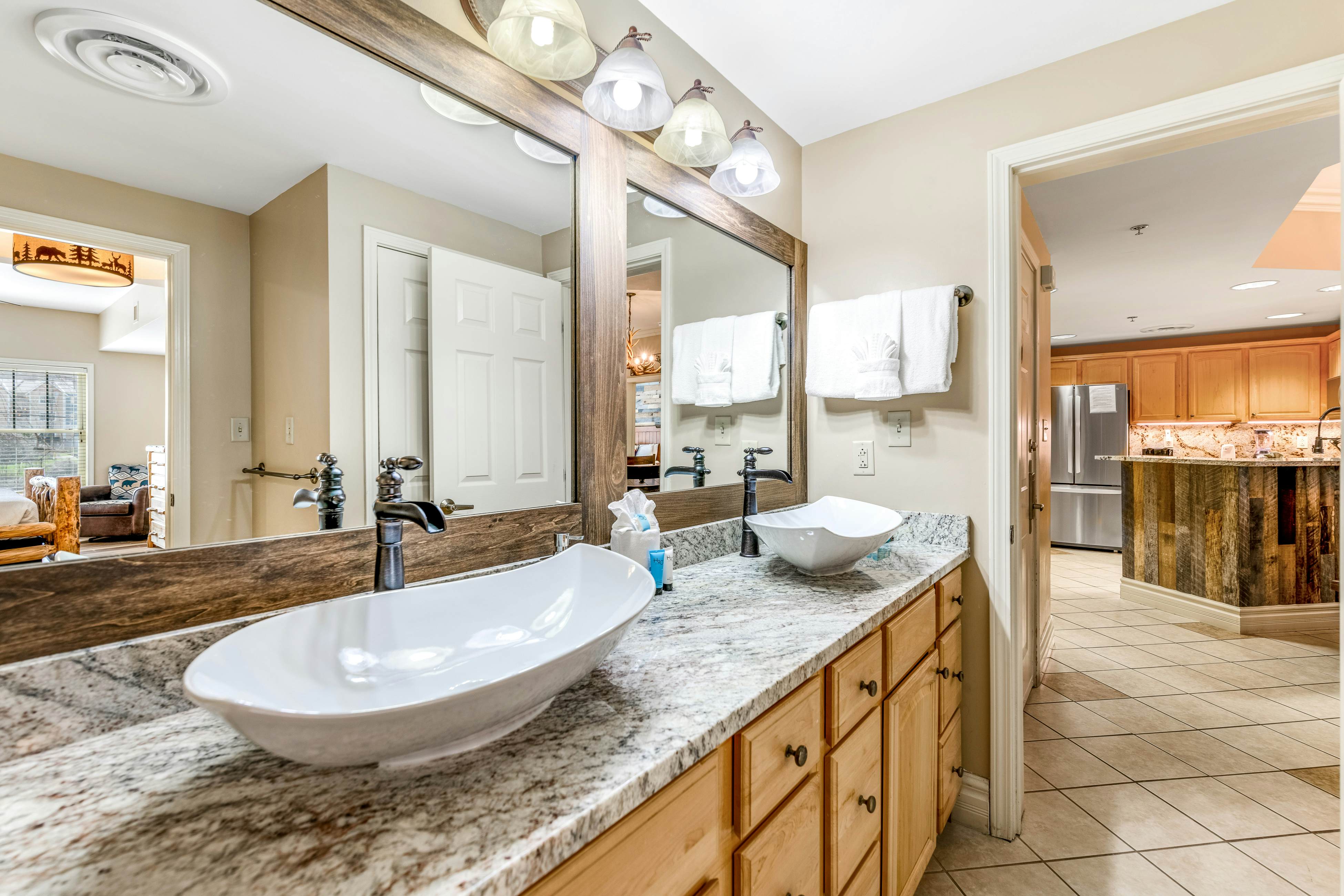 Beautiful Downtown Condo, Sleeps 6・Hot Tub・Gym