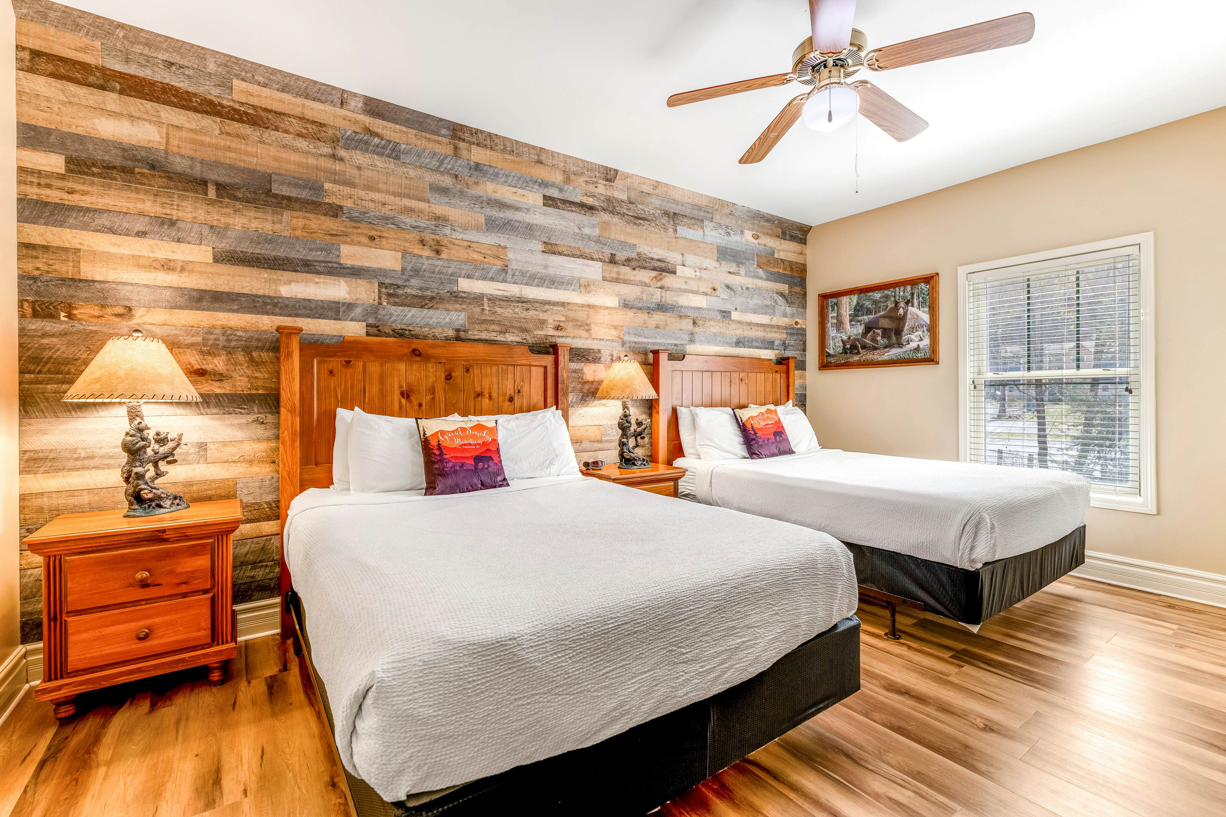 Beautiful Downtown Condo, Sleeps 6・Hot Tub・Gym