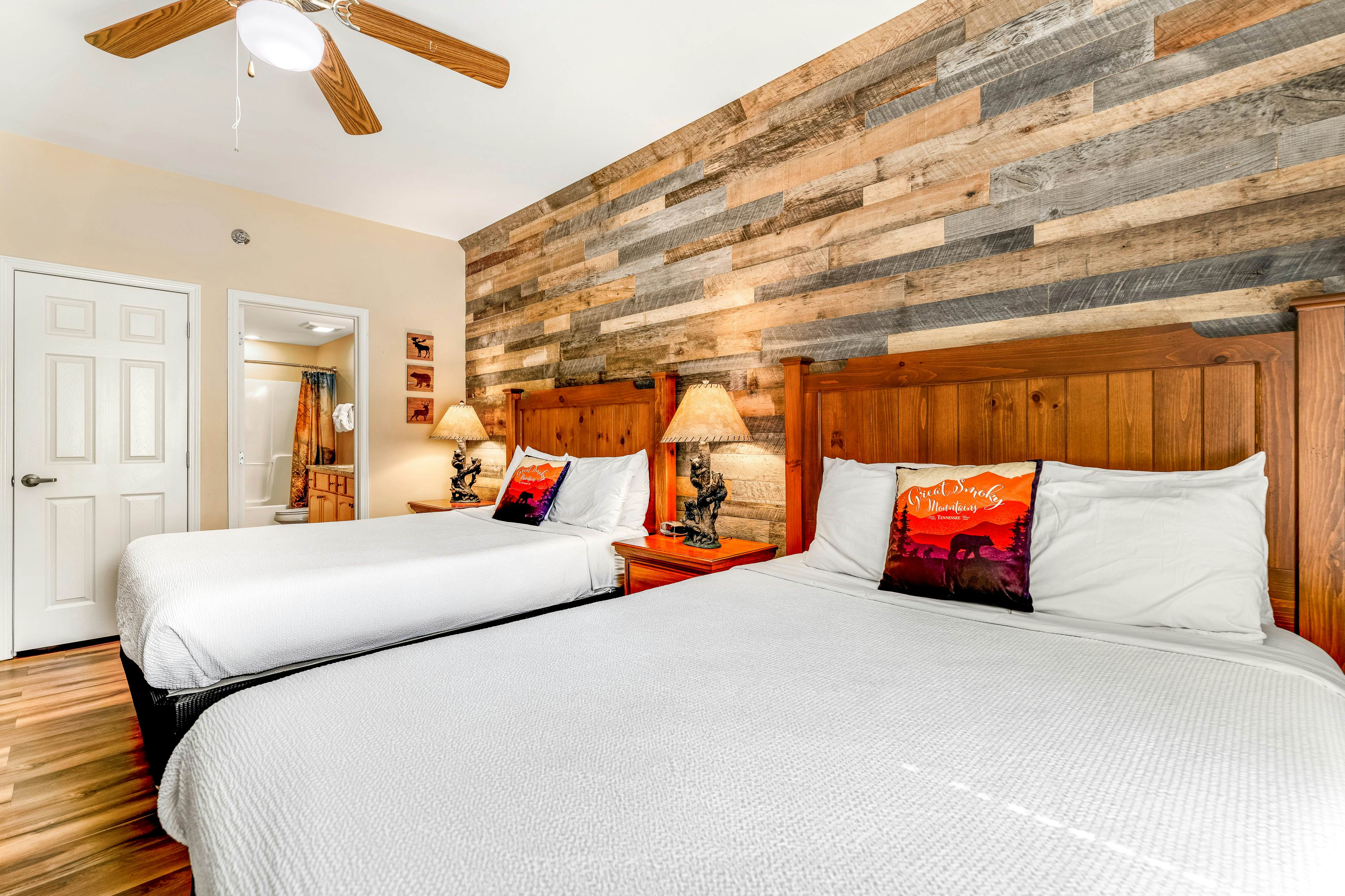 Beautiful Downtown Condo, Sleeps 6・Hot Tub・Gym