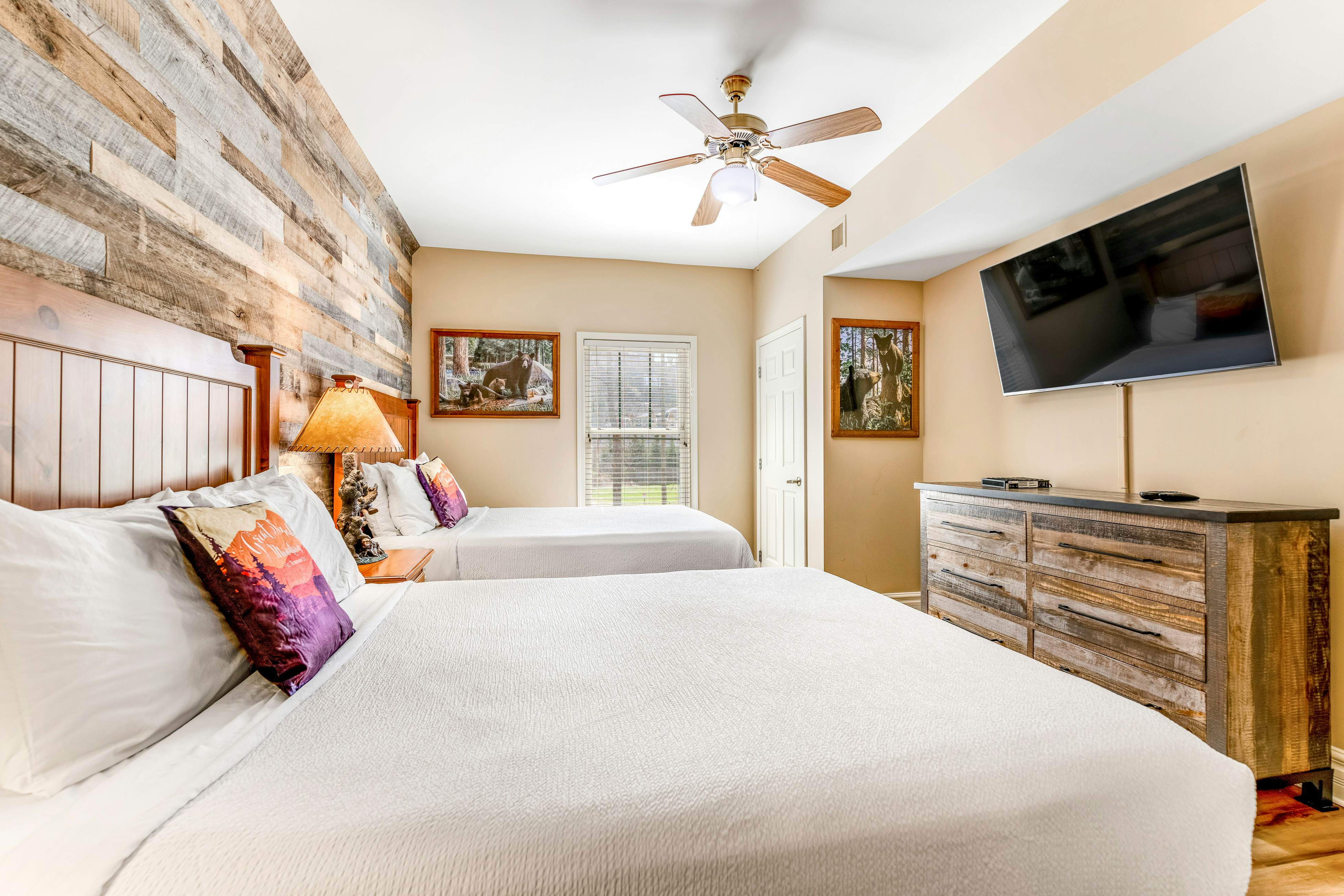 Beautiful Downtown Condo, Sleeps 6・Hot Tub・Gym