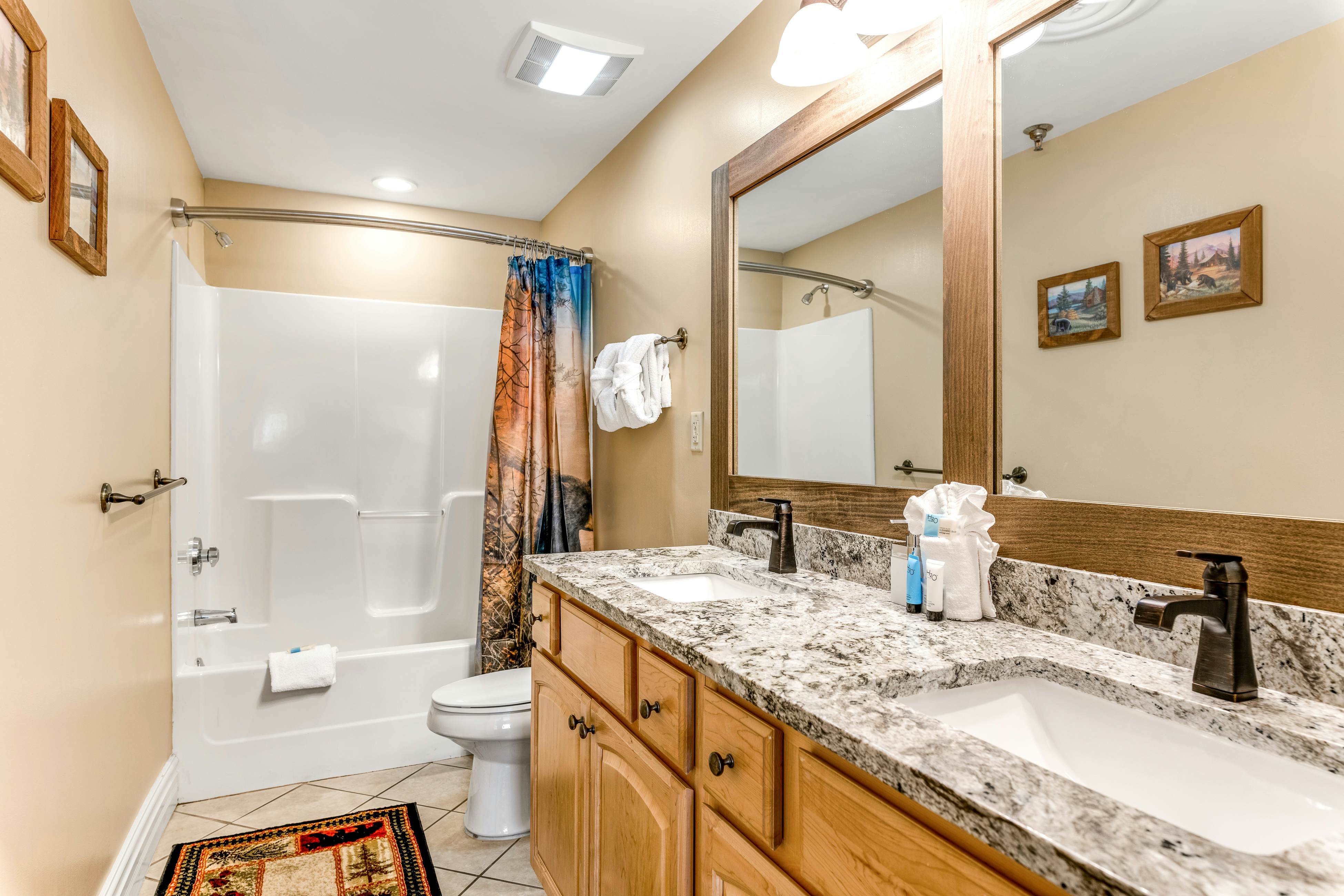 Beautiful Downtown Condo, Sleeps 6・Hot Tub・Gym