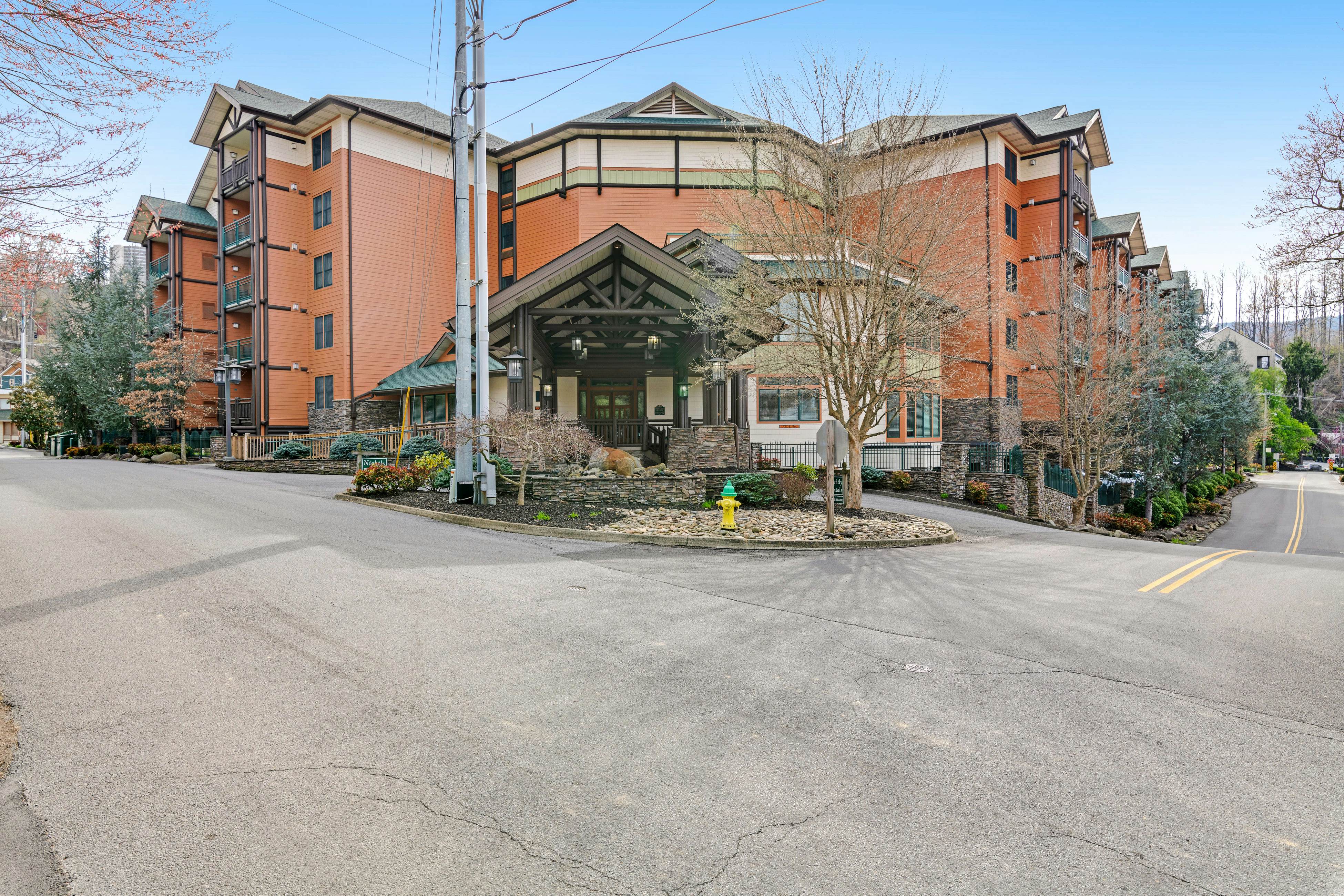 Beautiful Downtown Condo, Sleeps 6・Hot Tub・Gym